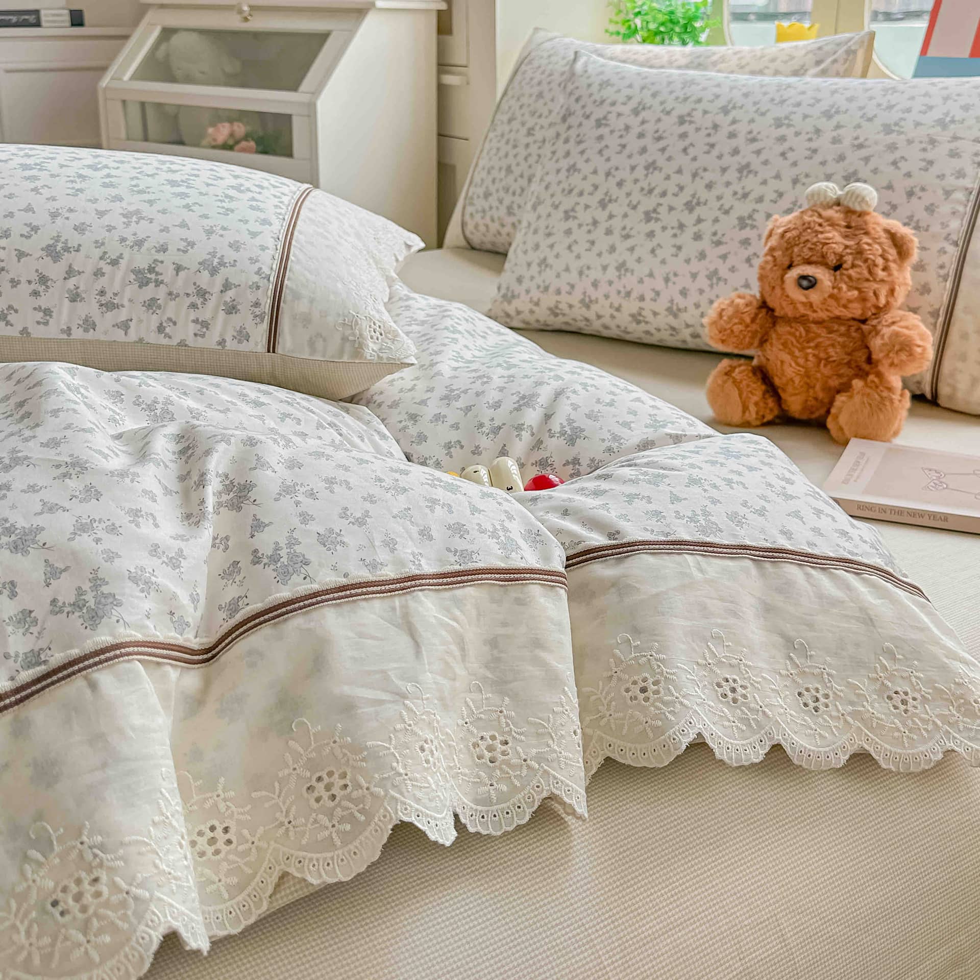 Lenjerie pat dublu, 100% bumbac, elastic, 4 piese, model alb cu ramurele gri |Jojo Home – imagine produs 4