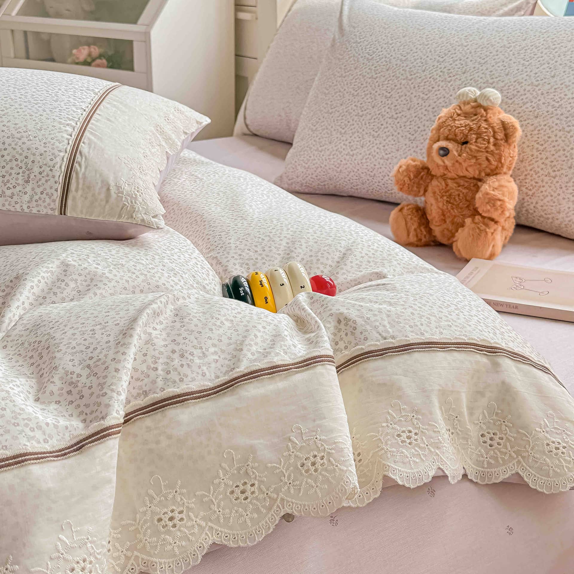Lenjerie pat dublu, 100% bumbac, elastic, 4 piese, model alb cu picatele roz |Jojo Home – imagine produs 4