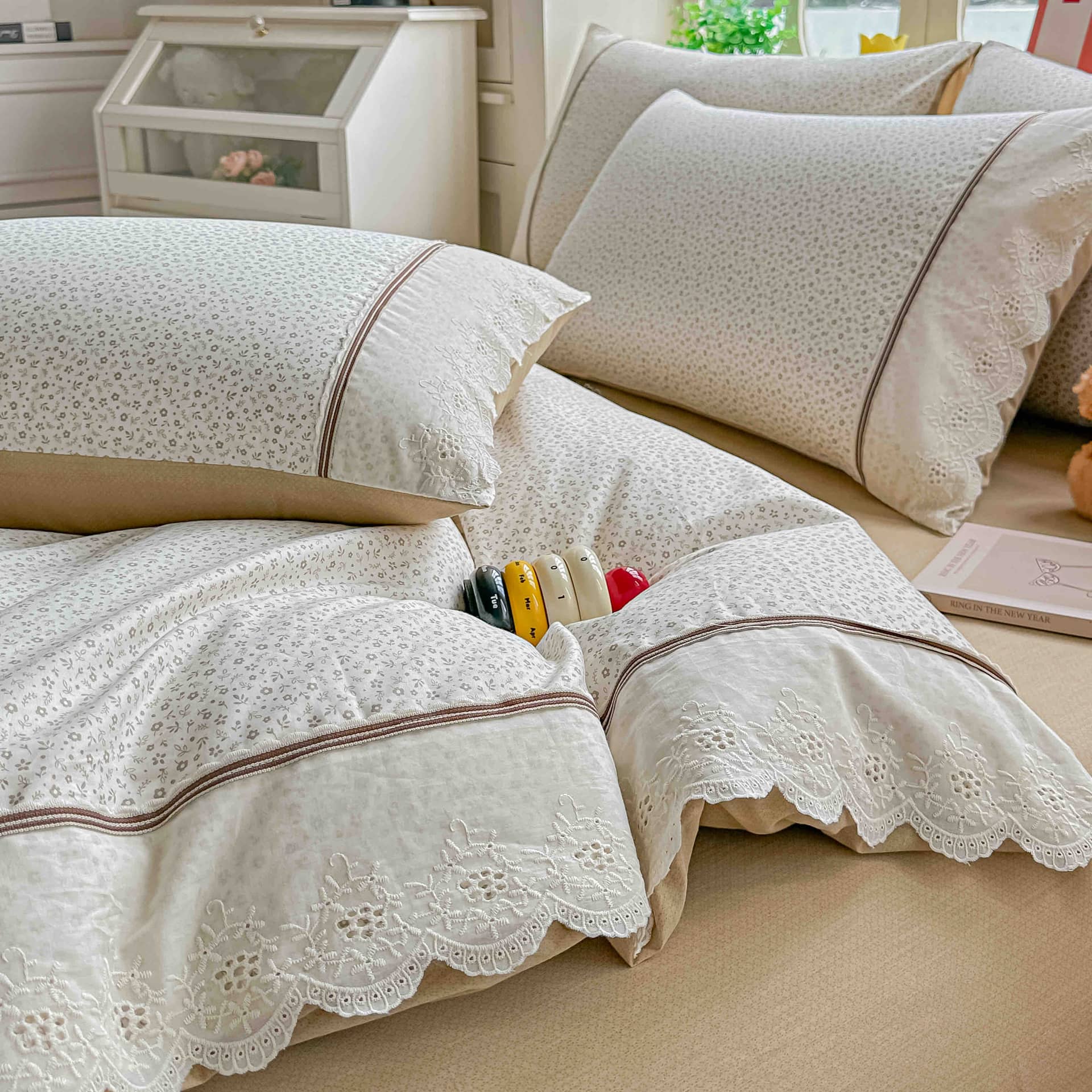 Lenjerie pat dublu, 100% bumbac, elastic, 4 piese, model alb cu picatele multicolore |Jojo Home – imagine produs 4
