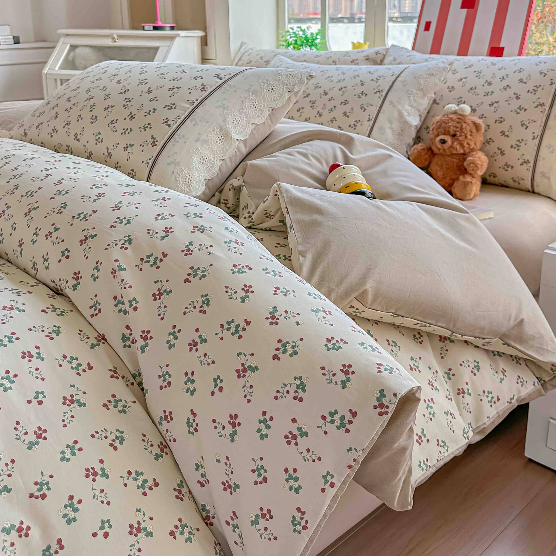 Lenjerie pat dublu, 100% bumbac, elastic, 4 piese, model crem cu buchetele florale |Jojo Home – imagine produs 4