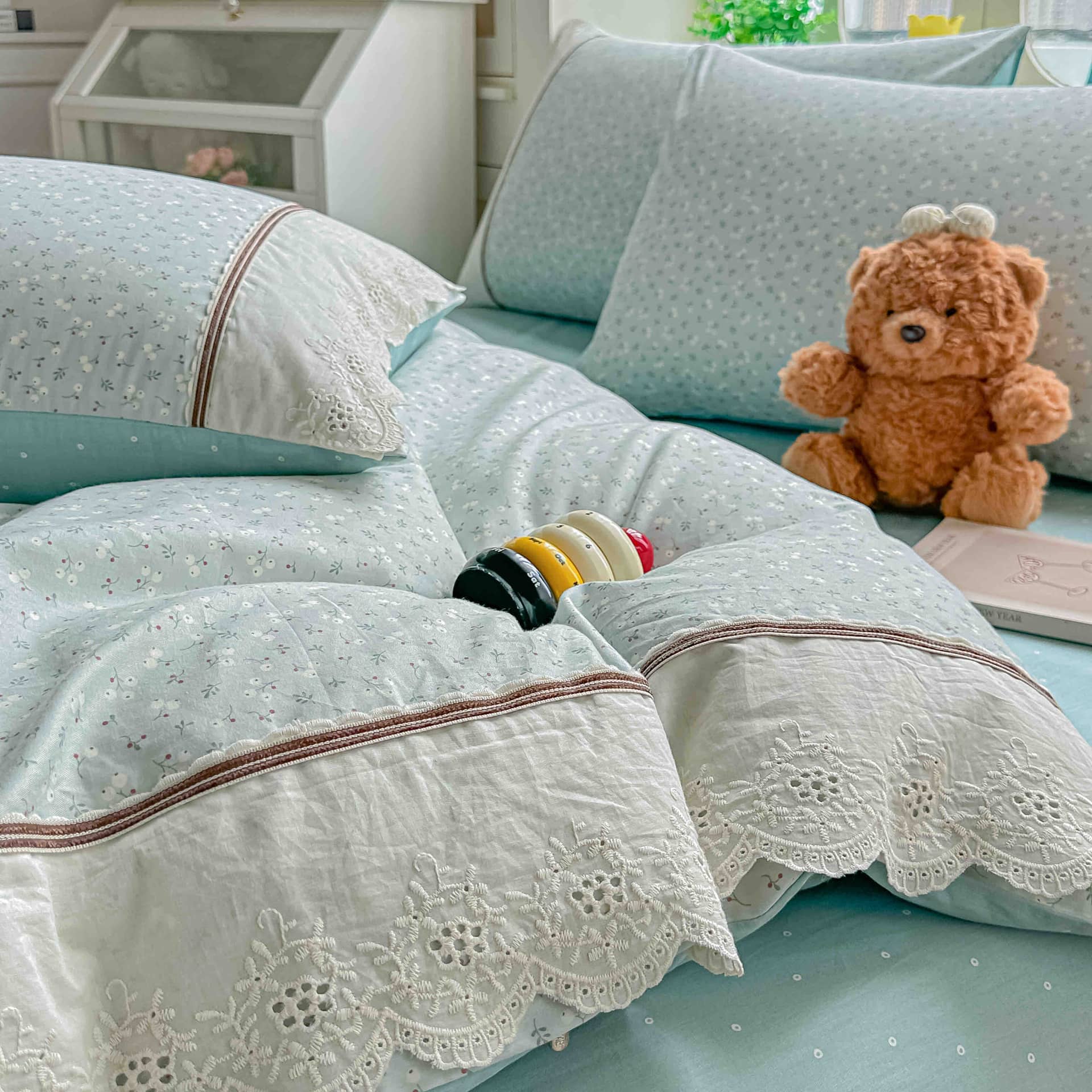 Lenjerie pat dublu, 100% bumbac, elastic, 4 piese, model bleu cu flori albe |Jojo Home – imagine produs 4