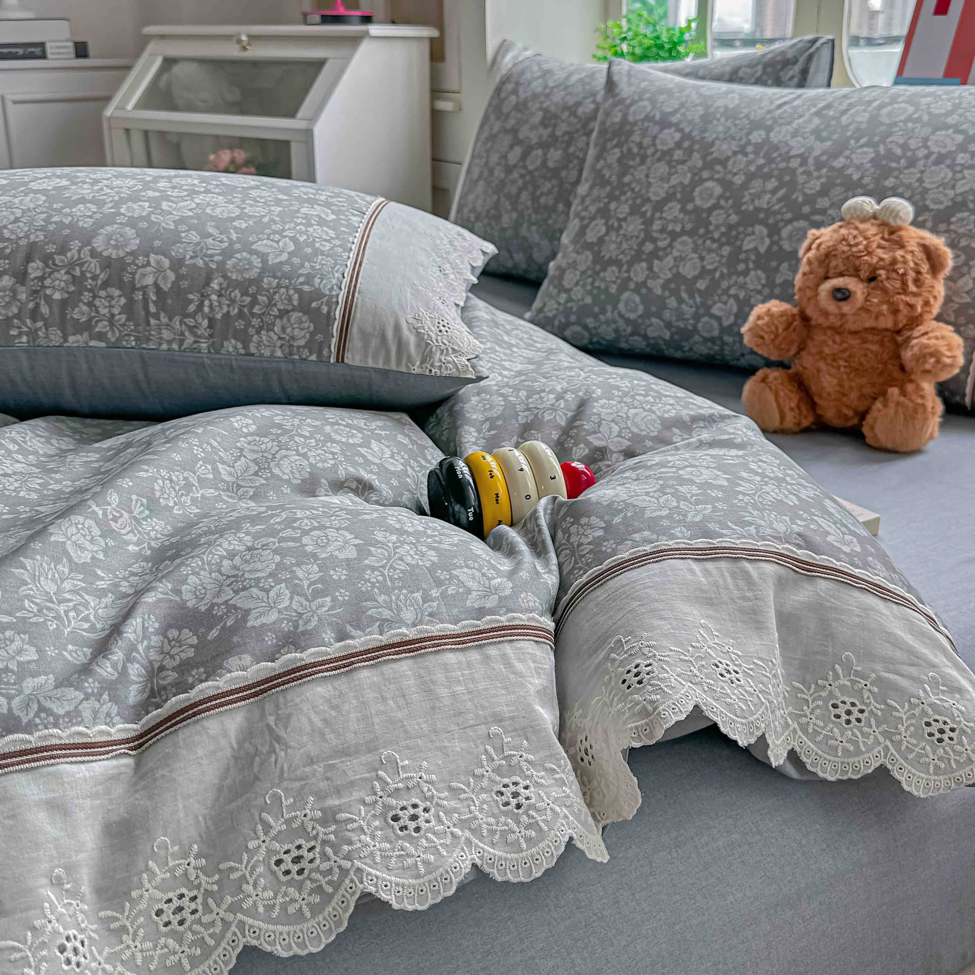 Lenjerie pat dublu, 100% bumbac, elastic, 4 piese, model gri inchis cu flori albe |Jojo Home – imagine produs 4