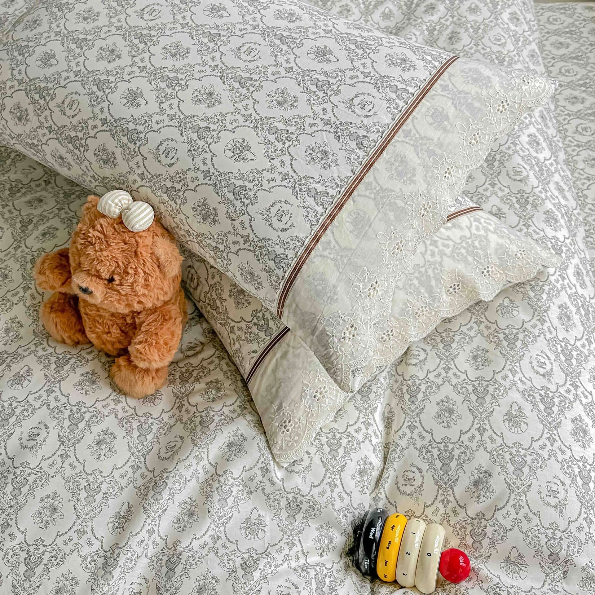 Lenjerie pat dublu, 100% bumbac, elastic, 4 piese, model gri bej cu medalioane |Jojo Home – imagine produs 4