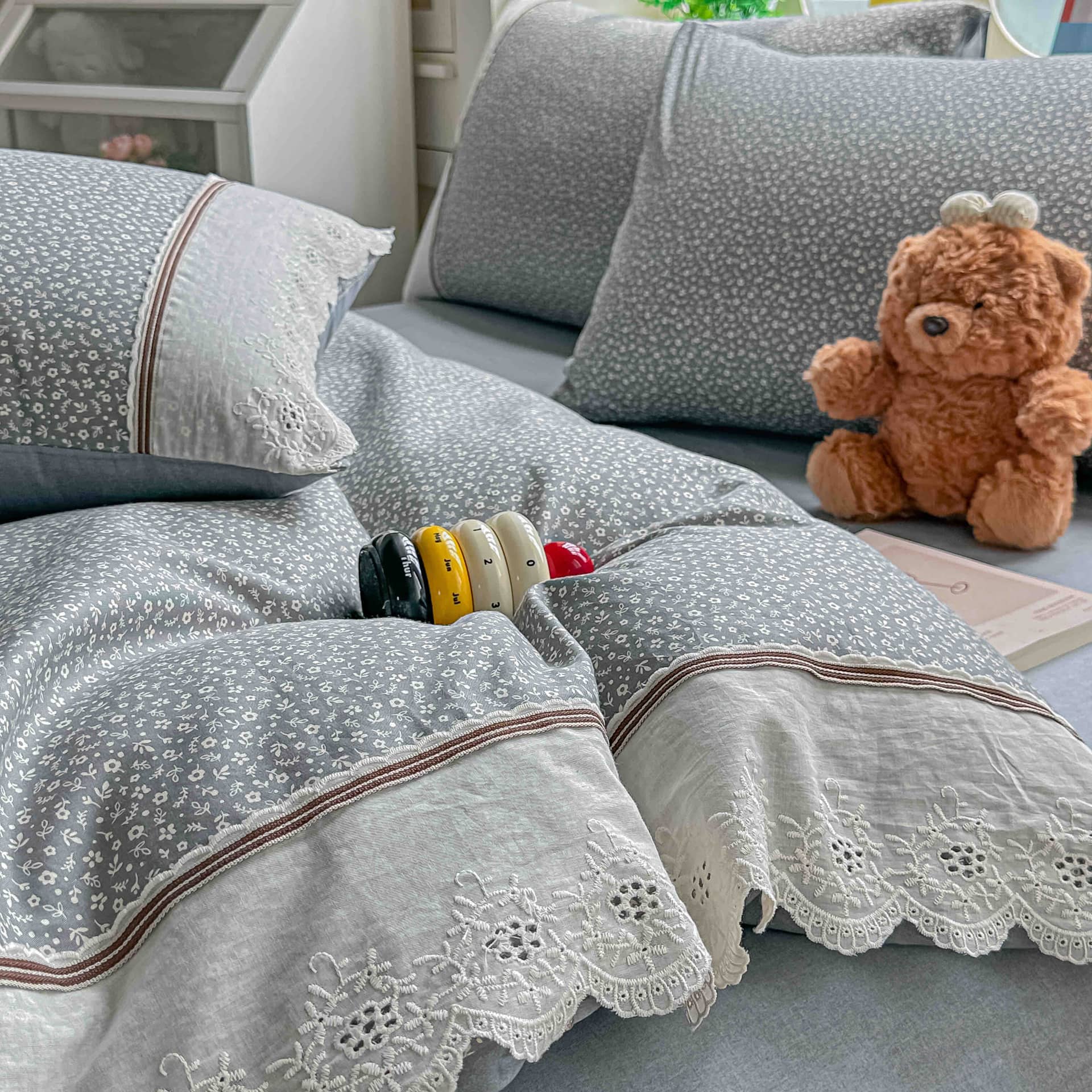 Lenjerie pat dublu, 100% bumbac, elastic, 4 piese, model gri cu picatele albe |Jojo Home – imagine produs 4