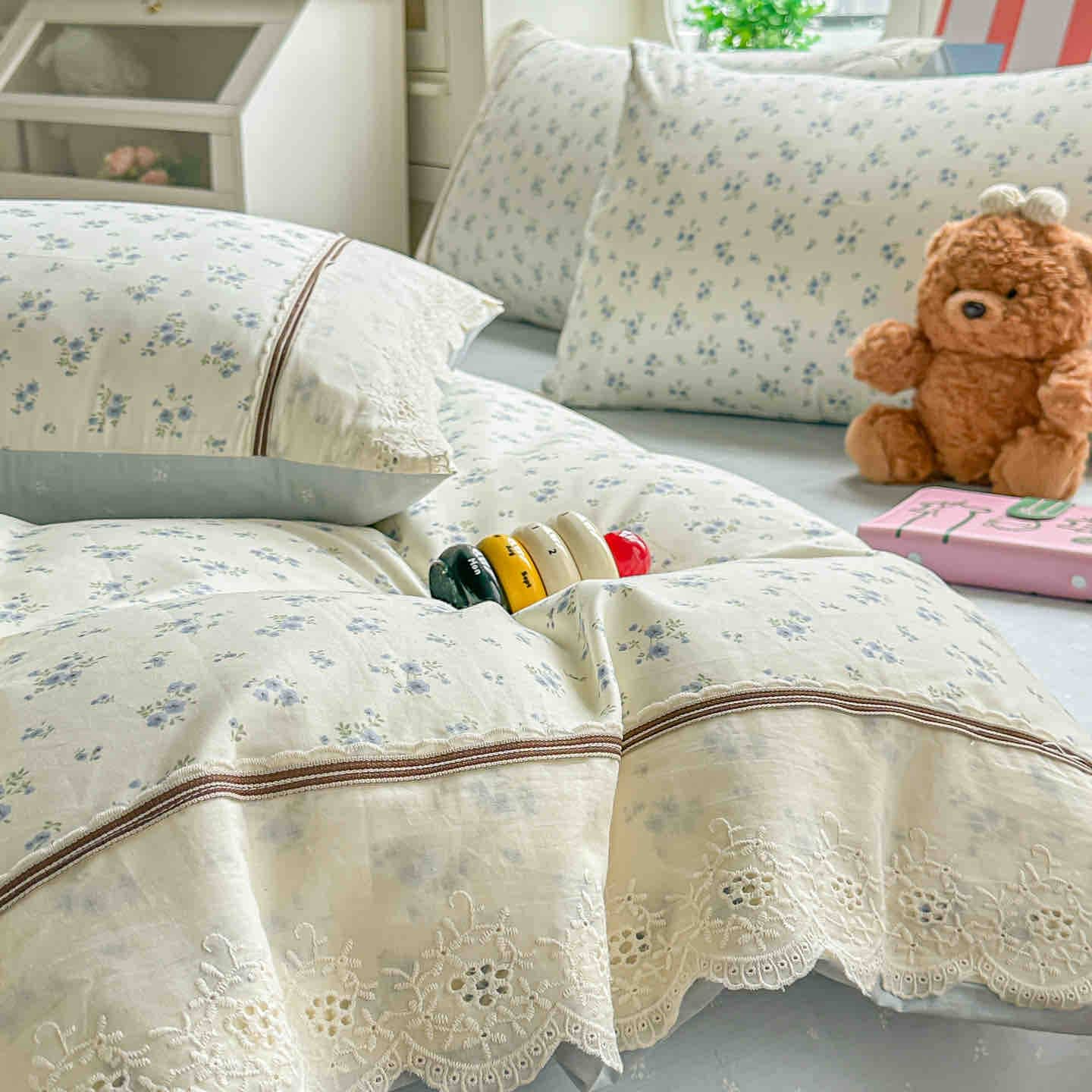 Lenjerie pat dublu, 100% bumbac, elastic, 4 piese, model crem cu flori albastre |Jojo Home – imagine produs 4