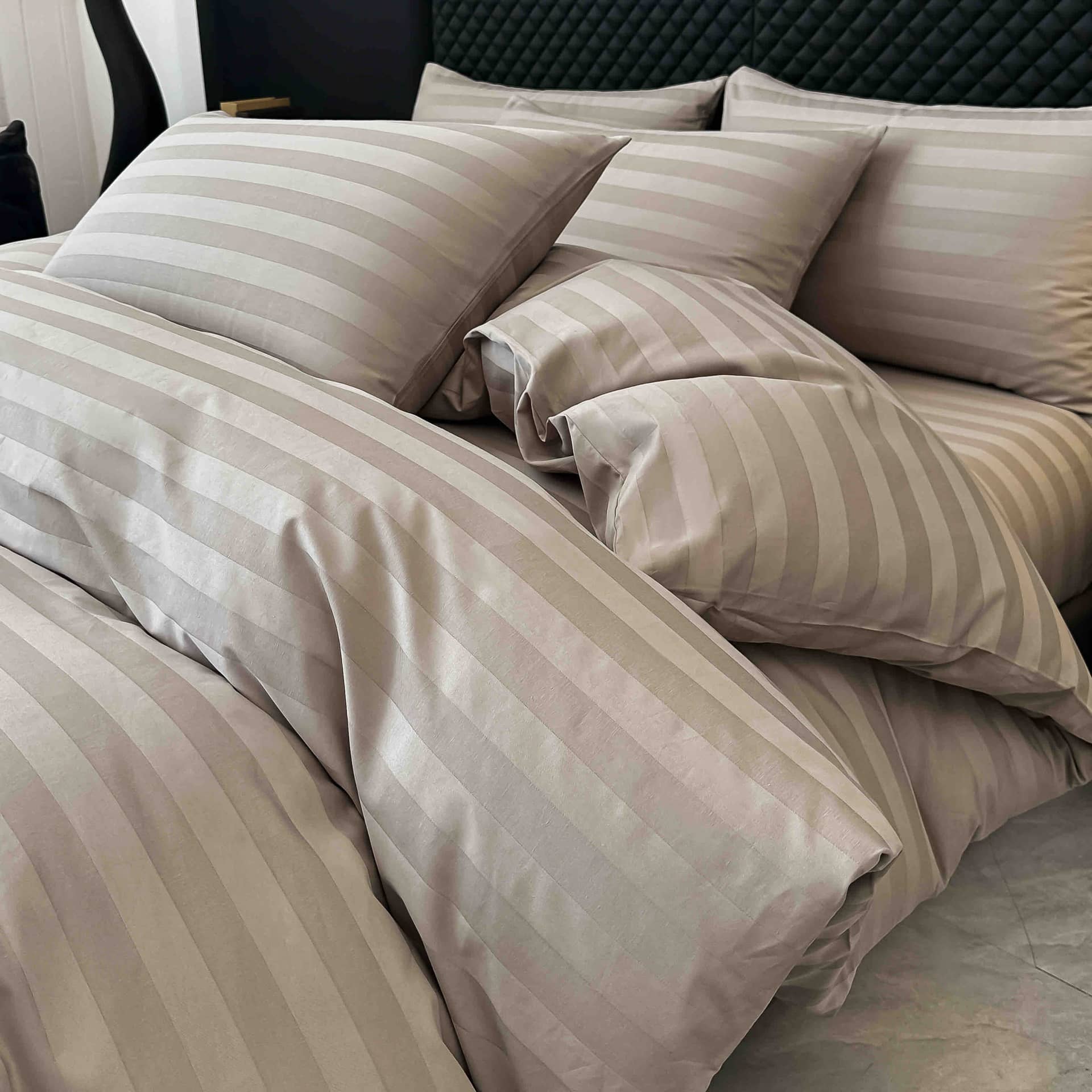 Lenjerie pat dublu, 100% bumbac, Damasc Deluxe, elastic, 6 piese, model bej cu dungi | Jojo Home – imagine produs 4