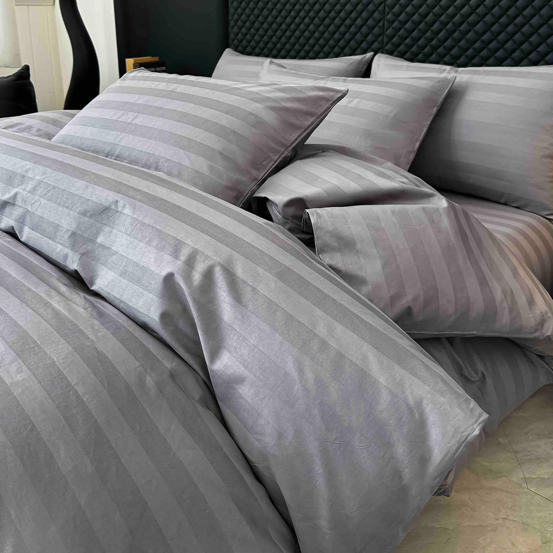 Lenjerie pat dublu, 100% bumbac, Damasc Deluxe, elastic, 6 piese, model gri lavanda cu dungi | Jojo Home – imagine produs 4