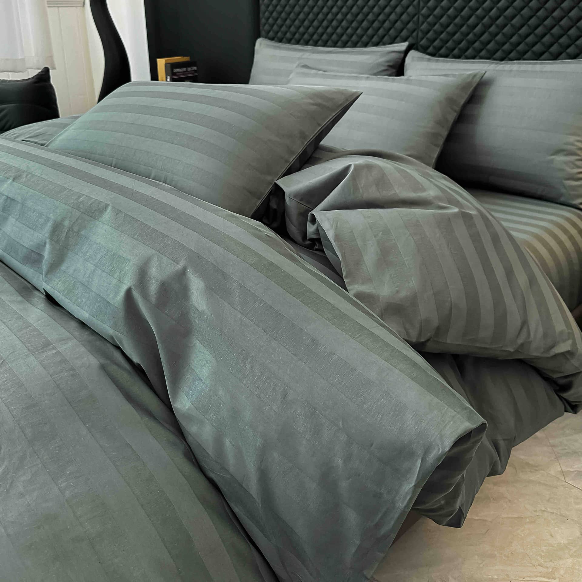 Lenjerie pat dublu, 100% bumbac, Damasc Deluxe, elastic, 6 piese, model verde salvie cu dungi | Jojo Home – imagine produs 4