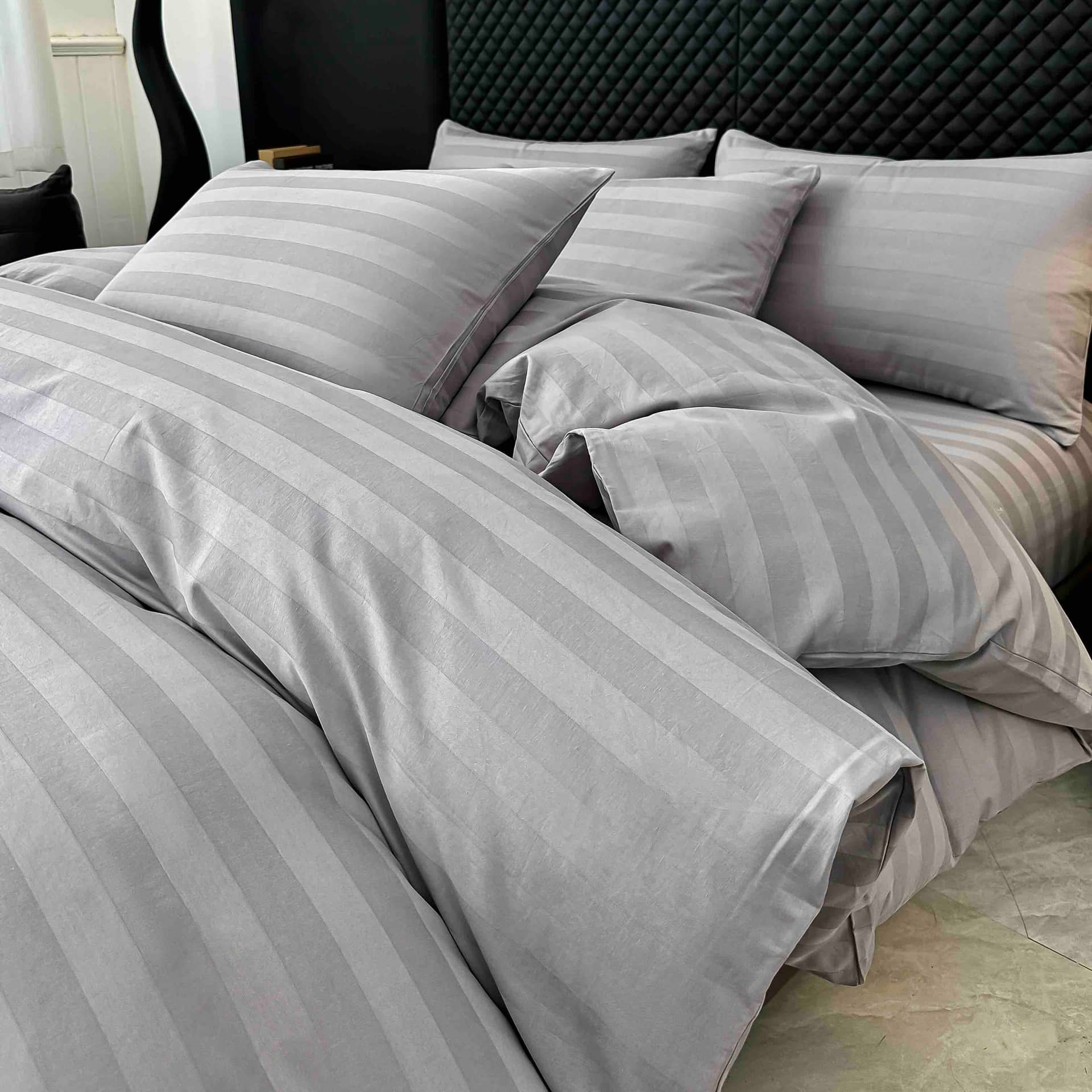 Lenjerie pat dublu, 100% bumbac, Damasc Deluxe, elastic, 6 piese, model gri deschis cu dungi | Jojo Home – imagine produs 4