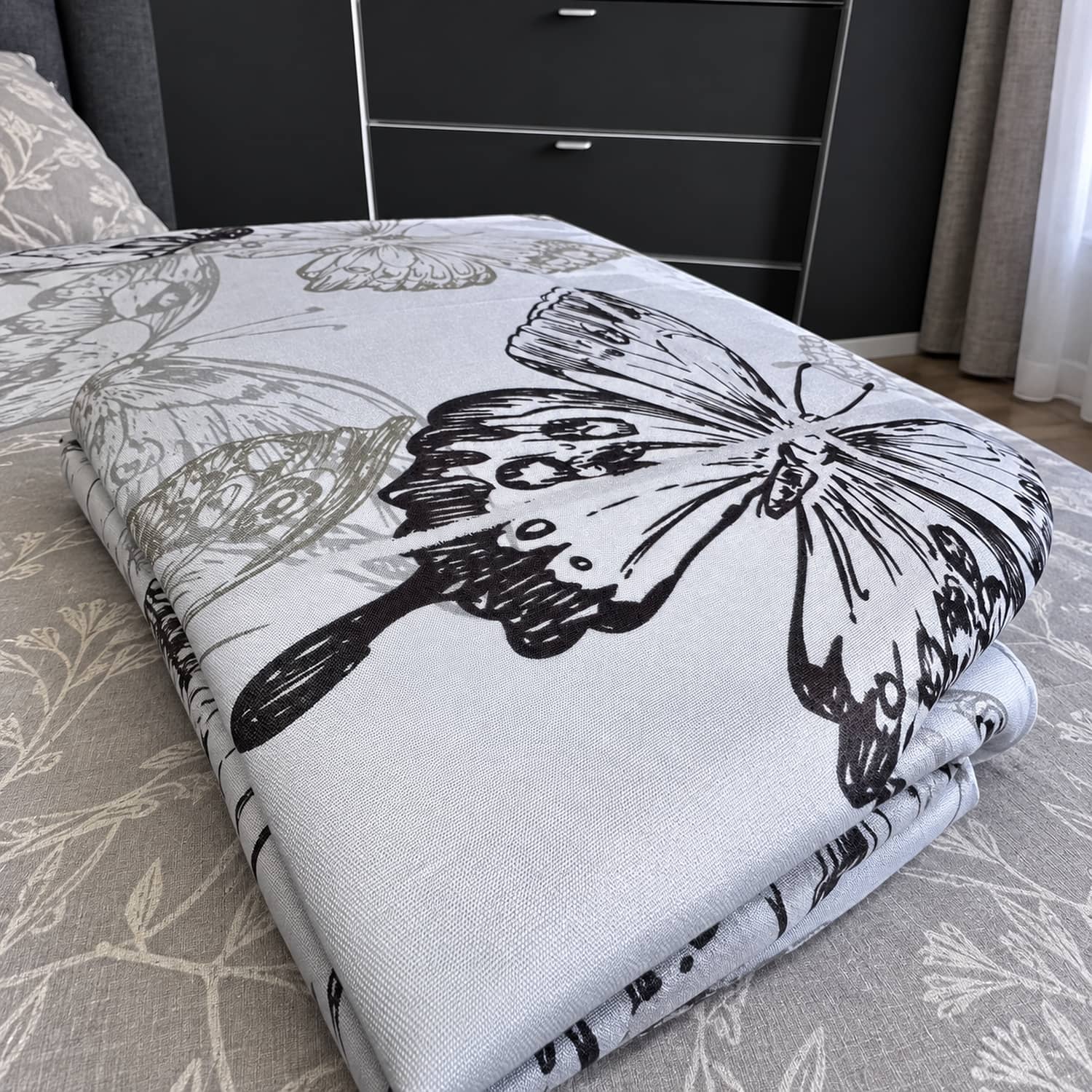 Lenjerie pat dublu, finet gros, elastic, 6 piese, model gri cu fluturi mari | East Comfort – imagine produs 5