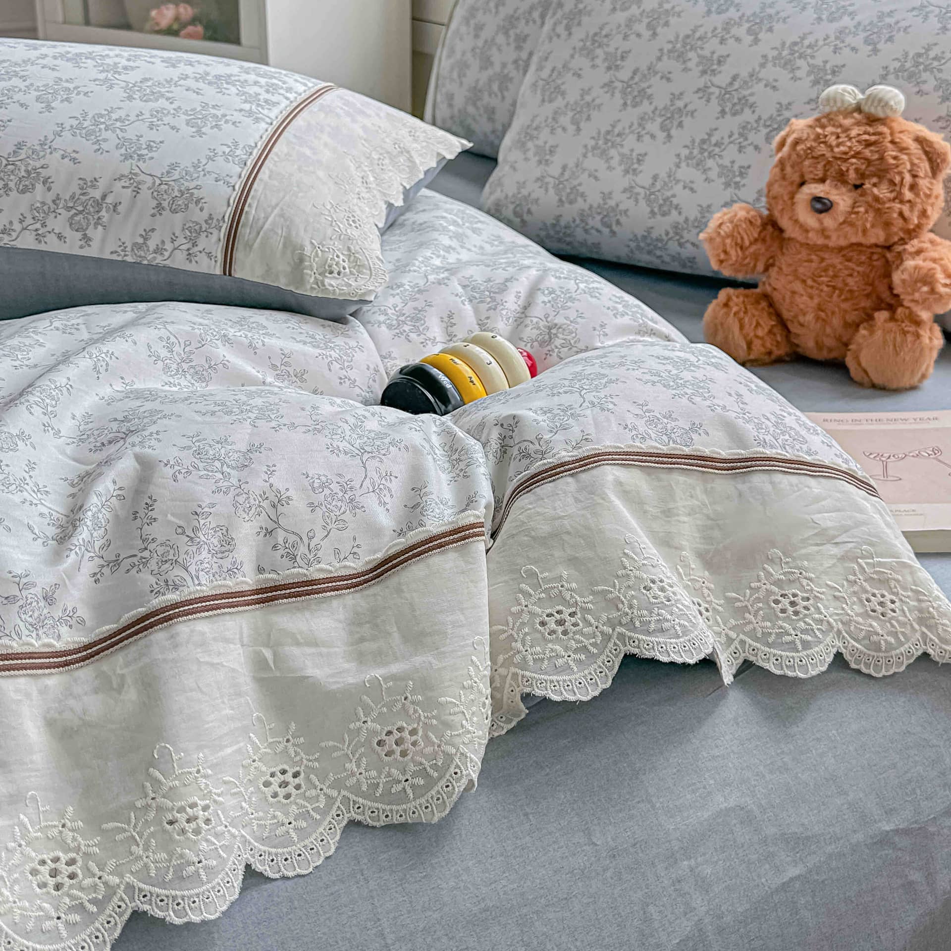 Lenjerie pat dublu, 100% bumbac, elastic, 4 piese, model gri deschis cu ramurele |Jojo Home – imagine produs 5