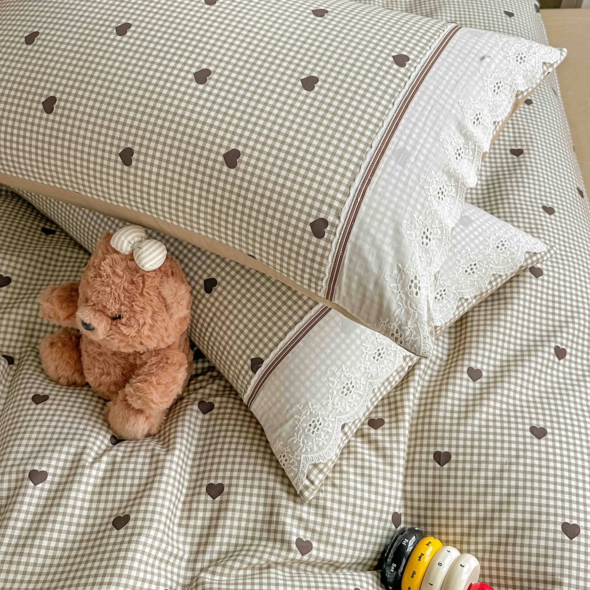 Lenjerie pat dublu, 100% bumbac, elastic, 4 piese, model bej cu carouri si inimi |Jojo Home – imagine produs 5