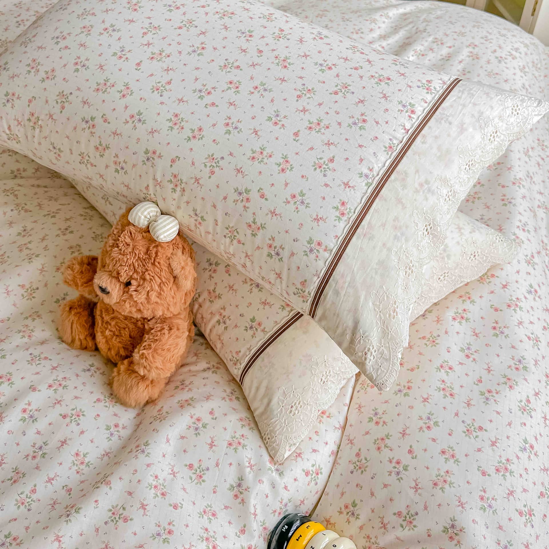 Lenjerie pat dublu, 100% bumbac, elastic, 4 piese, model alb cu flori multicolore |Jojo Home – imagine produs 5