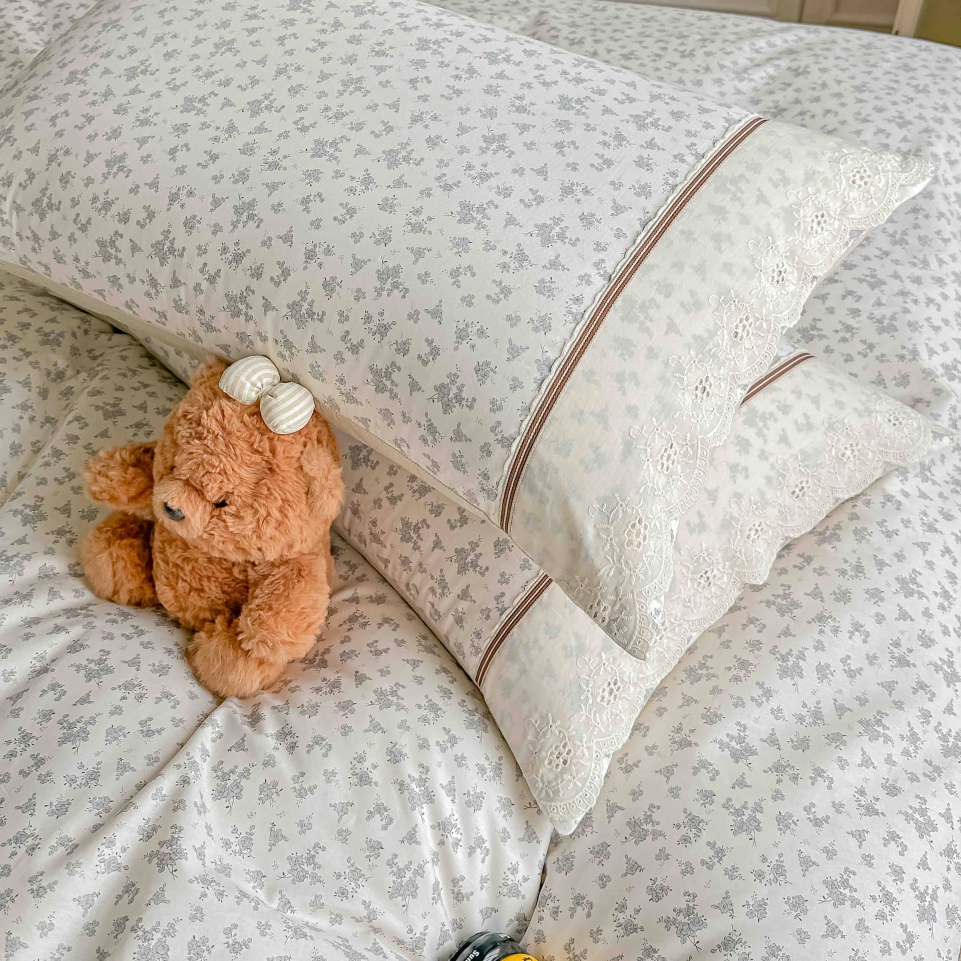 Lenjerie pat dublu, 100% bumbac, elastic, 4 piese, model alb cu ramurele gri |Jojo Home – imagine produs 5