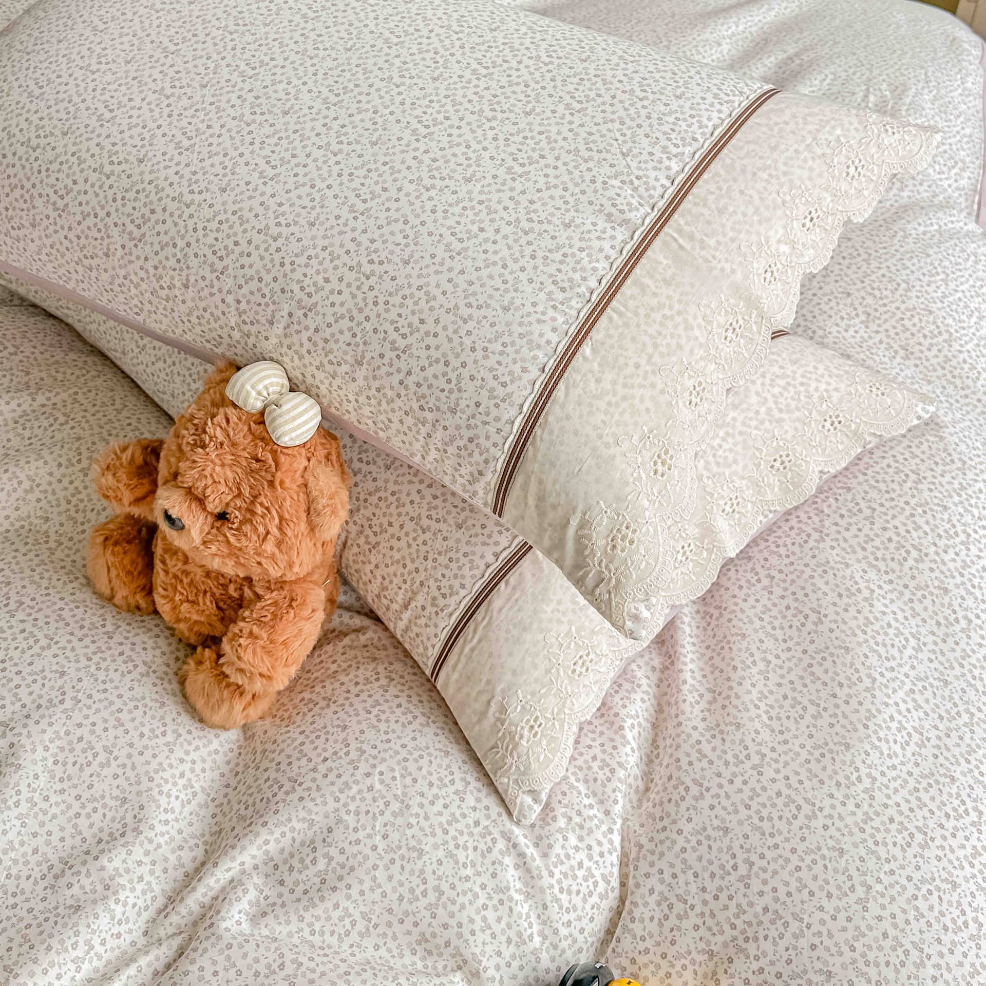 Lenjerie pat dublu, 100% bumbac, elastic, 4 piese, model alb cu picatele roz |Jojo Home – imagine produs 5