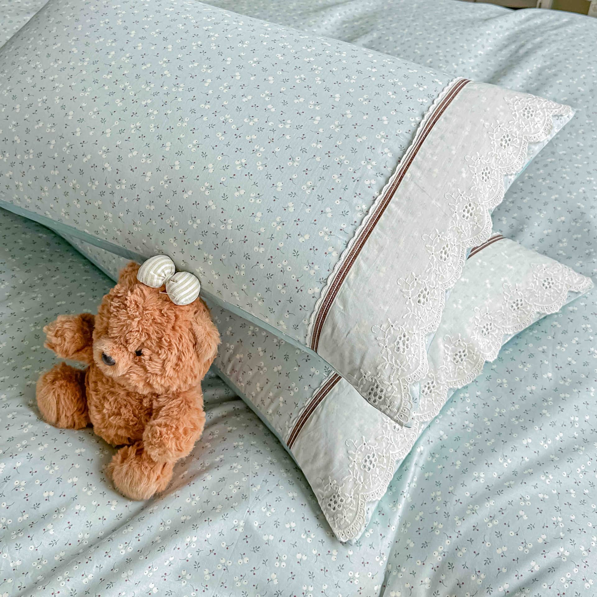 Lenjerie pat dublu, 100% bumbac, elastic, 4 piese, model bleu cu flori albe |Jojo Home – imagine produs 5