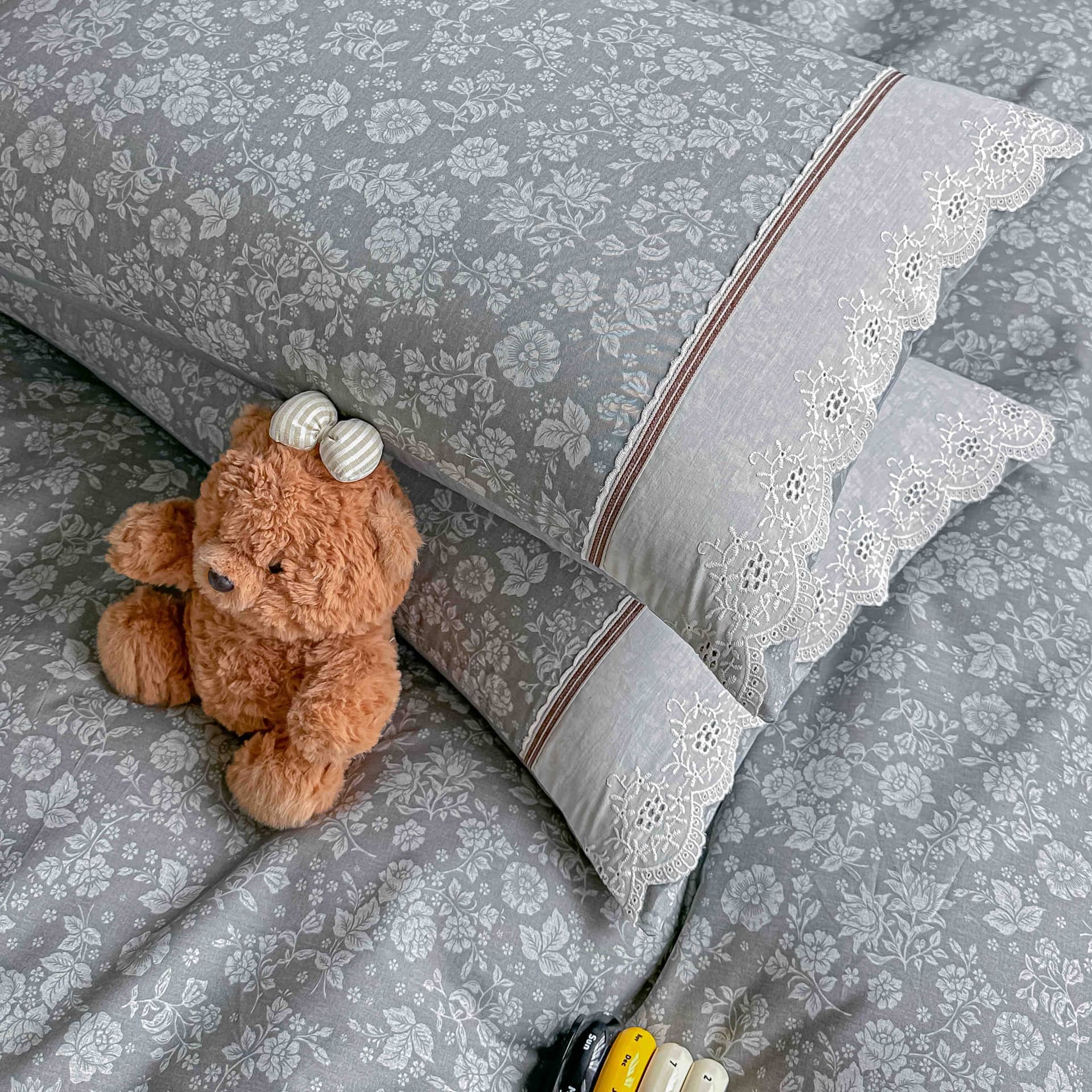 Lenjerie pat dublu, 100% bumbac, elastic, 4 piese, model gri inchis cu flori albe |Jojo Home – imagine produs 5