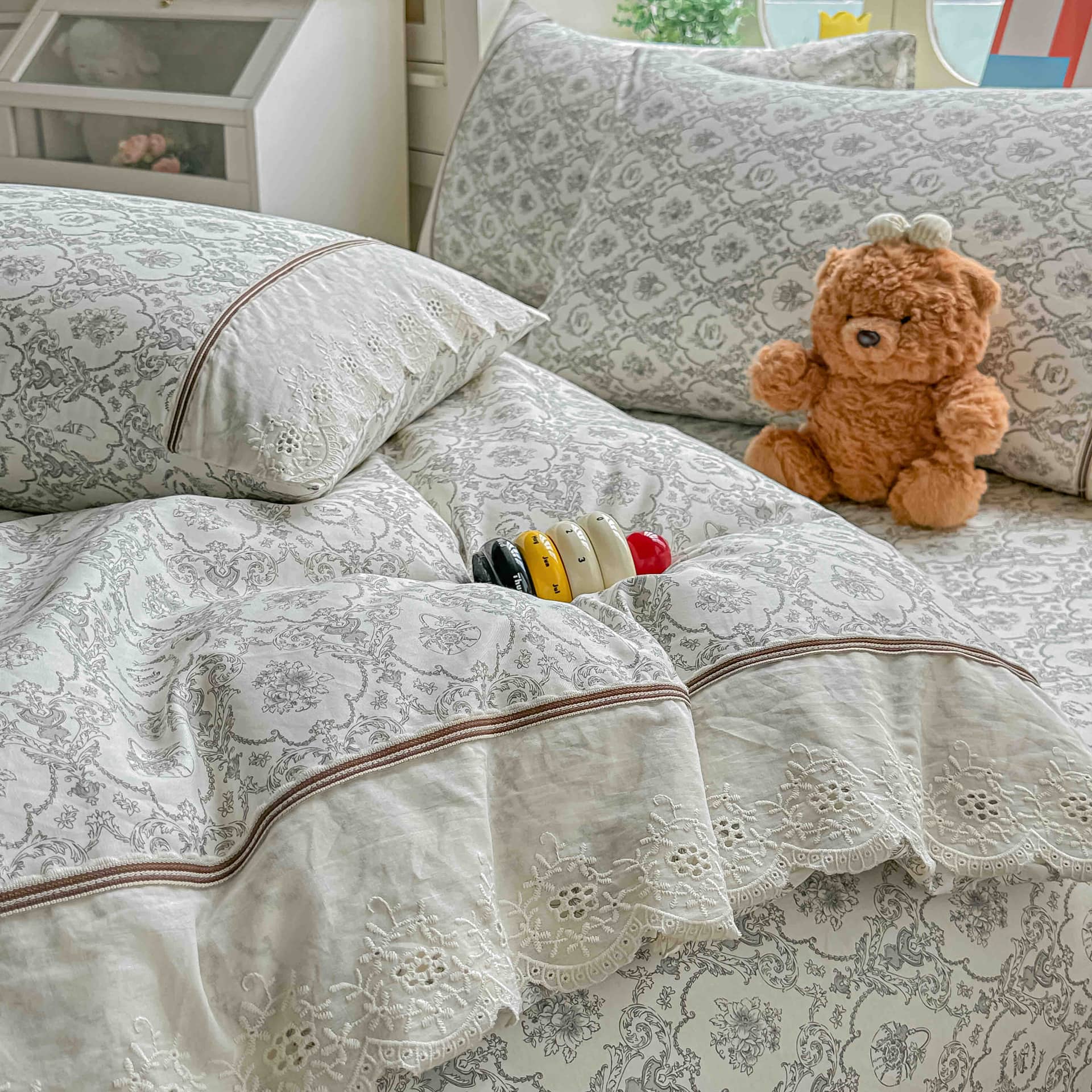 Lenjerie pat dublu, 100% bumbac, elastic, 4 piese, model gri bej cu medalioane |Jojo Home – imagine produs 5