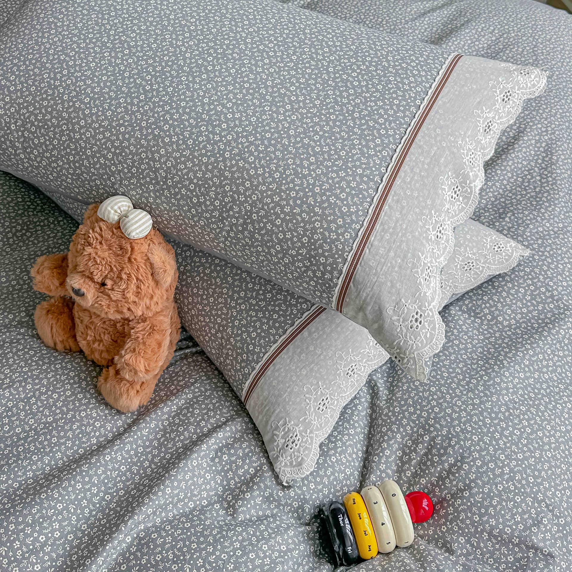 Lenjerie pat dublu, 100% bumbac, elastic, 4 piese, model gri cu picatele albe |Jojo Home – imagine produs 5