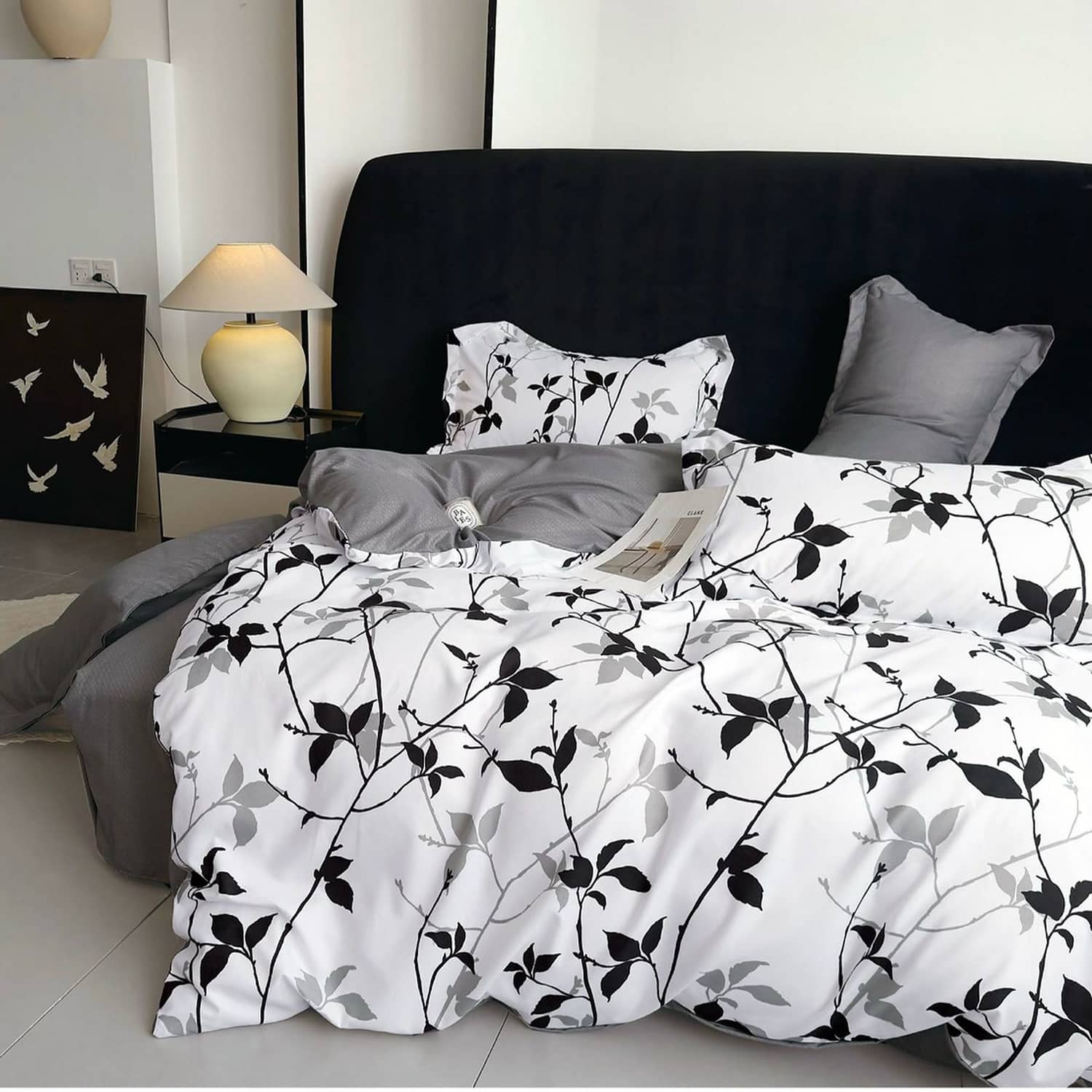 Lenjerie pat dublu, finet gros, elastic, 6 piese, model alb negru cu ramuri | East Comfort