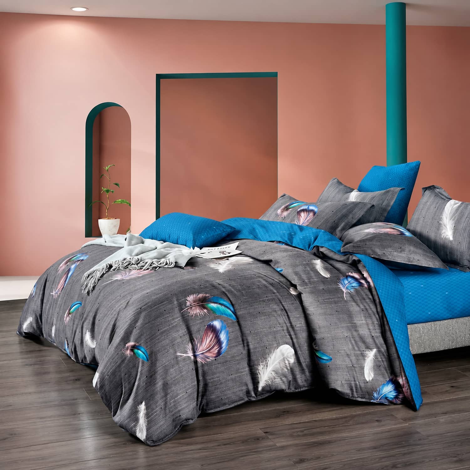 Lenjerie pat dublu, elastic, finet (Microfibra), 4 piese, Casa New Concept, model gri cu pene albastre