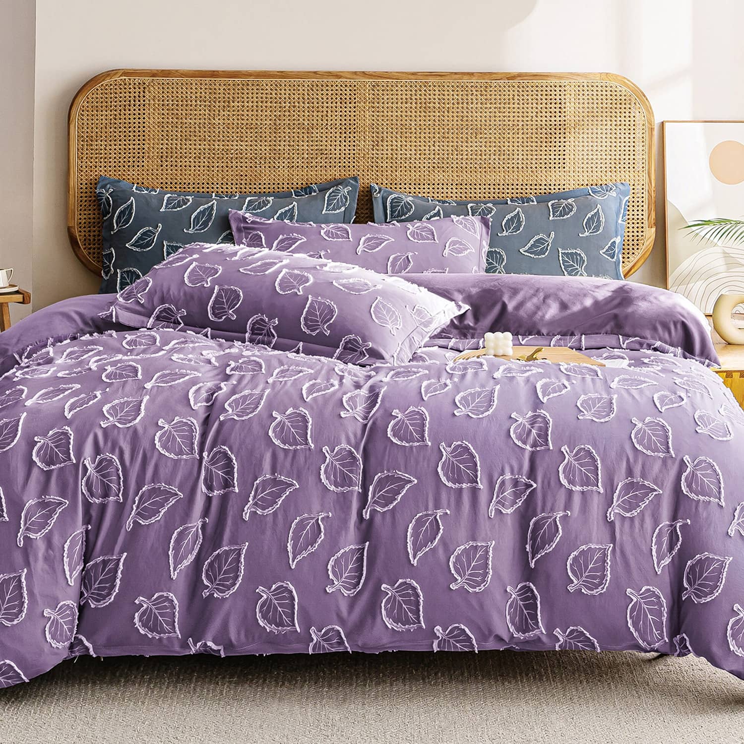 Lenjerie de pat dublu cu elastic, din 100% microfibră, 4 piese, Casa New Concept, model mov pruna cu frunze albe