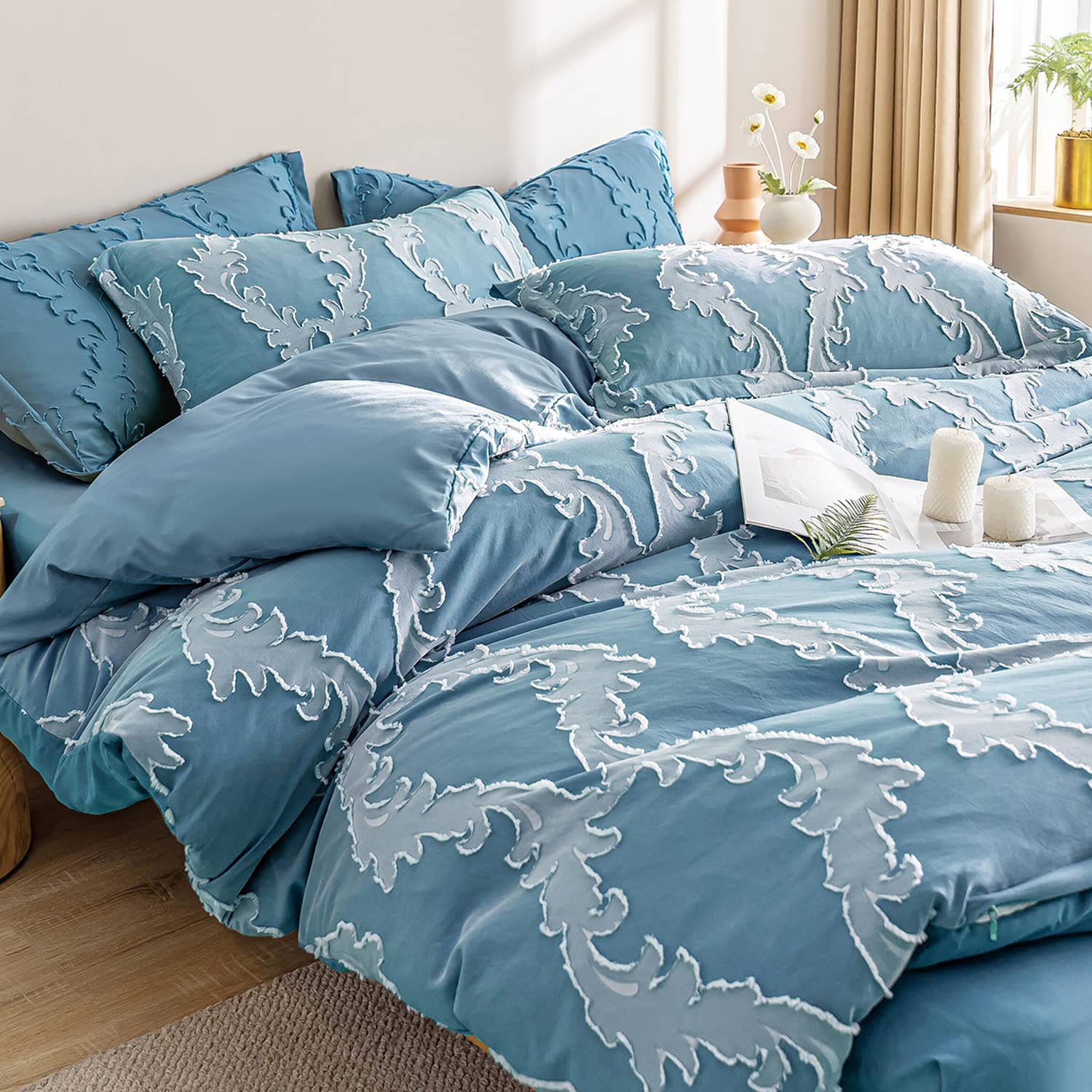 Lenjerie de pat dublu cu elastic, din 100% microfibră, 4 piese, Casa New Concept, model albastru cenusiu cu franjuri florali