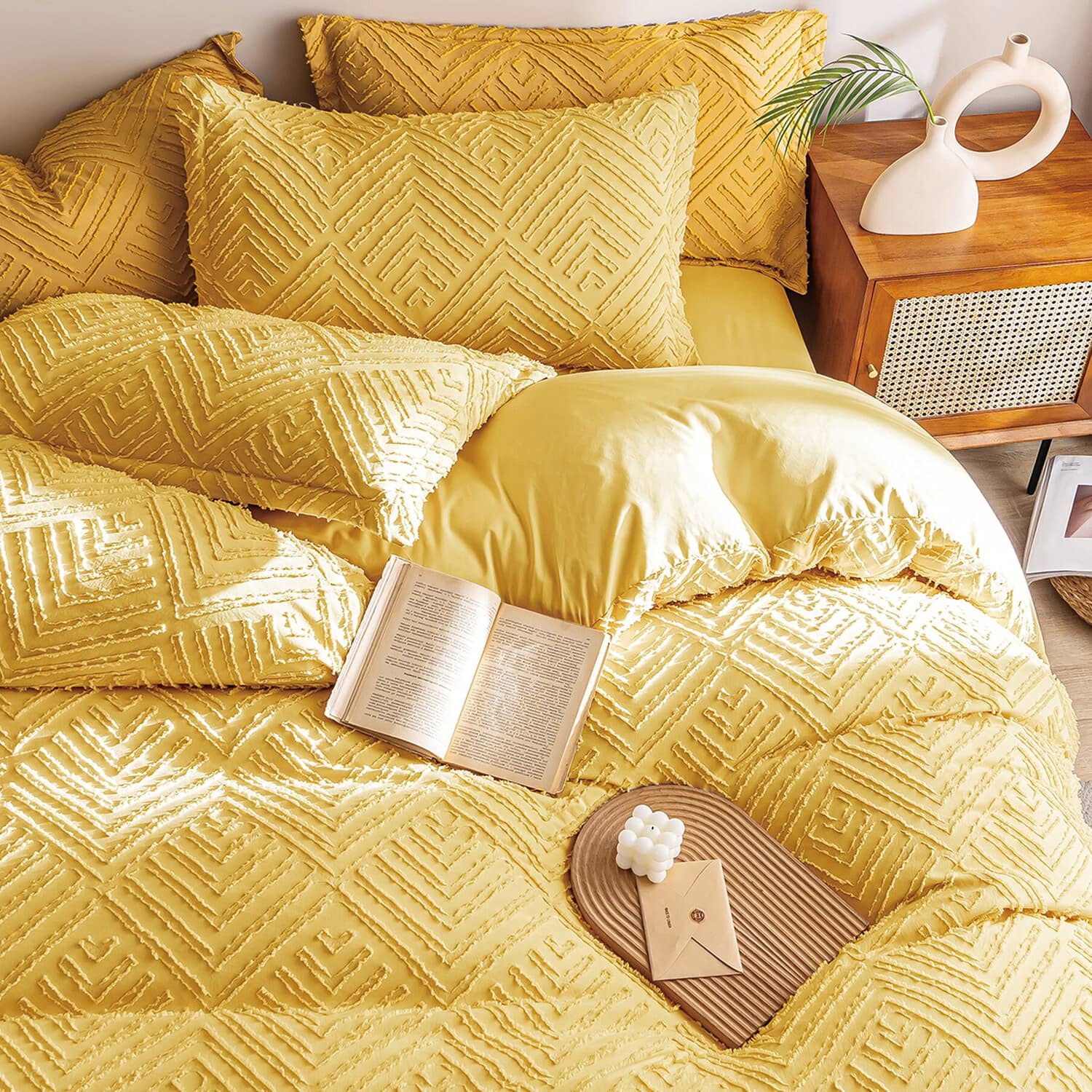 Lenjerie de pat dublu cu elastic, din 100% microfibră, 4 piese, Casa New Concept, model galben ocru cu model chevron