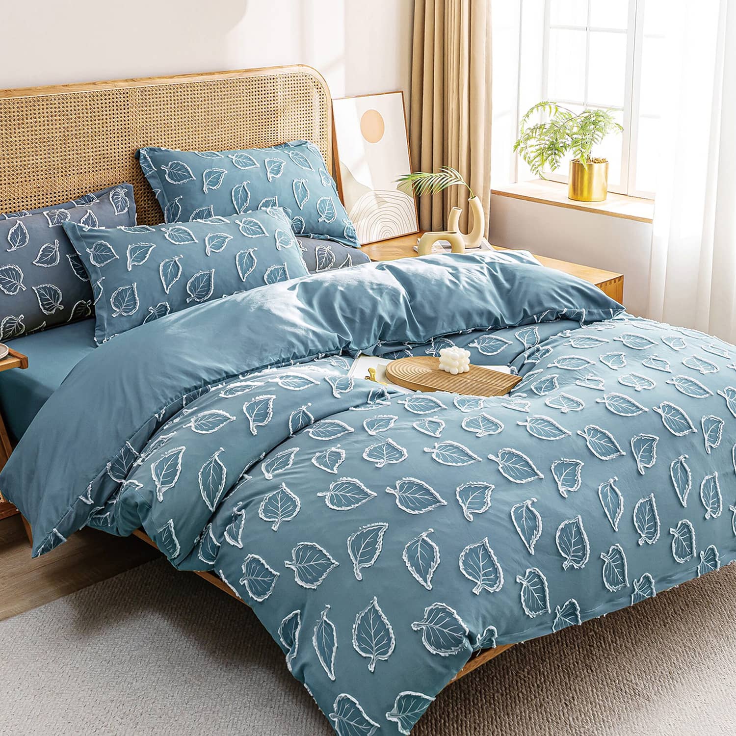 Lenjerie de pat dublu cu elastic, din 100% microfibră, 4 piese, Casa New Concept, model albastru deschis cu frunze albe