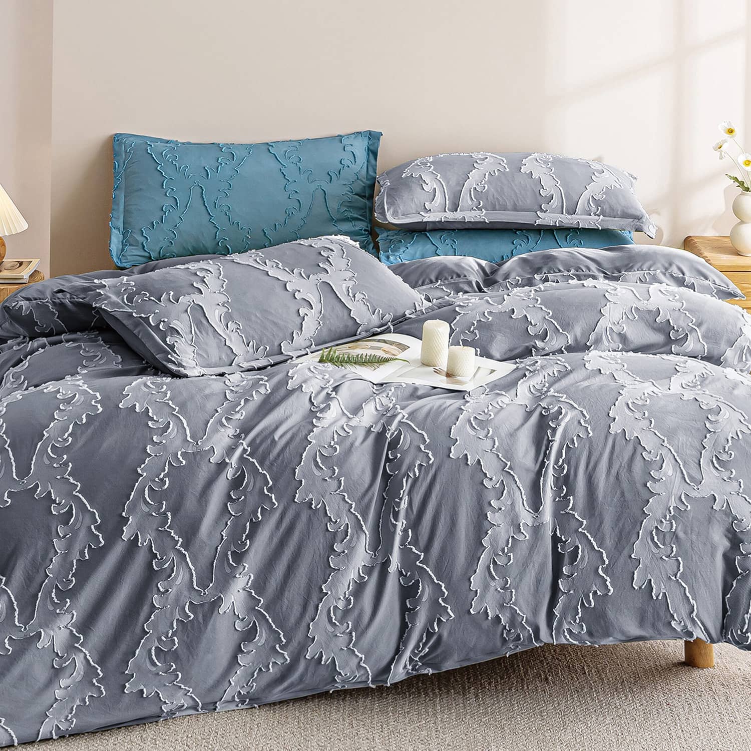 Lenjerie de pat dublu cu elastic, din 100% microfibră, 4 piese, Casa New Concept, model gri perlat cu franjuri florali