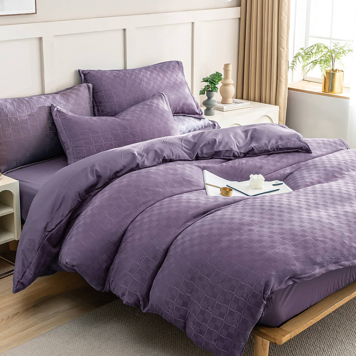 Lenjerie de pat dublu cu elastic, din 100% microfibră, 4 piese, Casa New Concept, model mov violet uni cu textura pufoasa