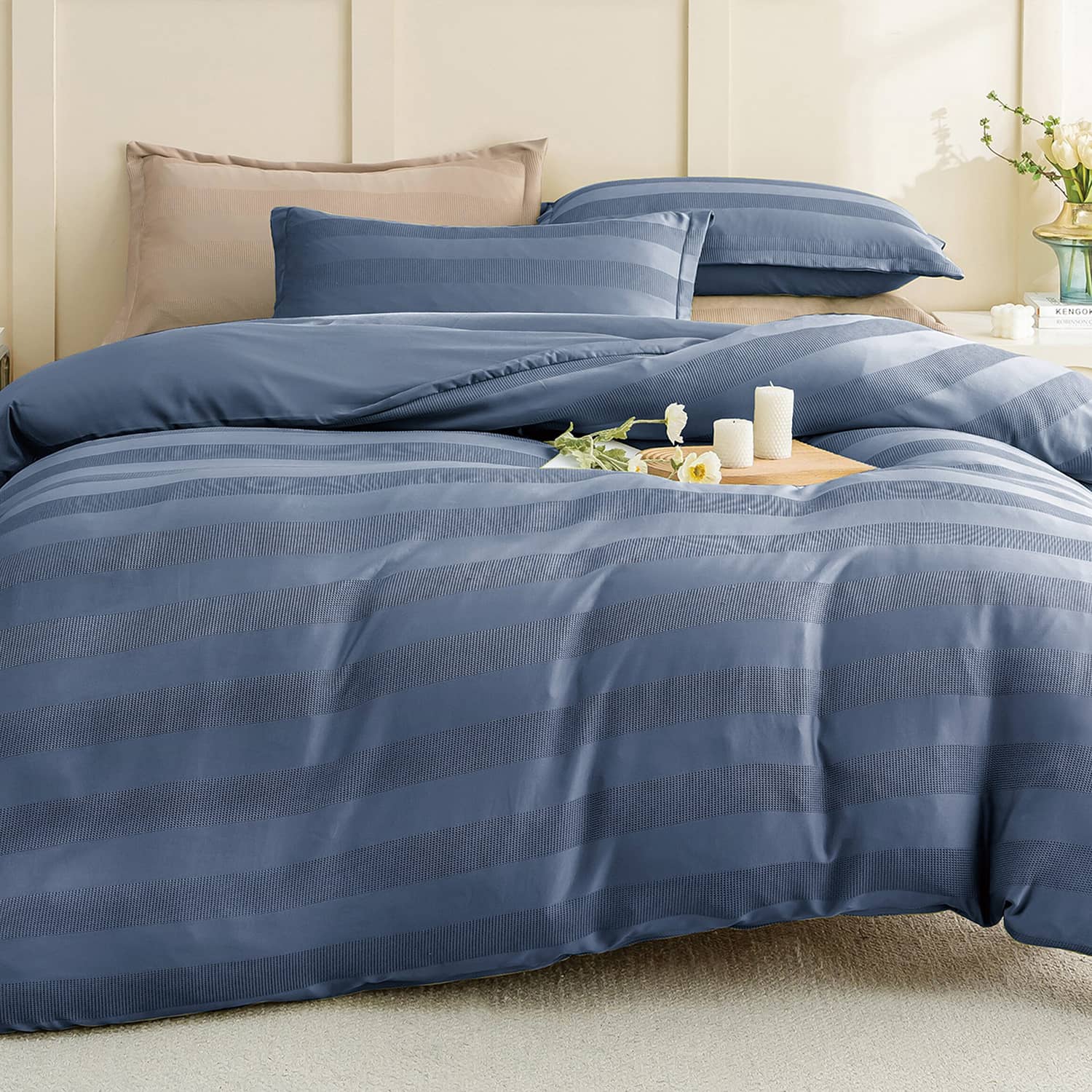 Lenjerie de pat dublu cu elastic, din 100% microfibră, 4 piese, Casa New Concept, model albastru indigo cu dungi orizontale