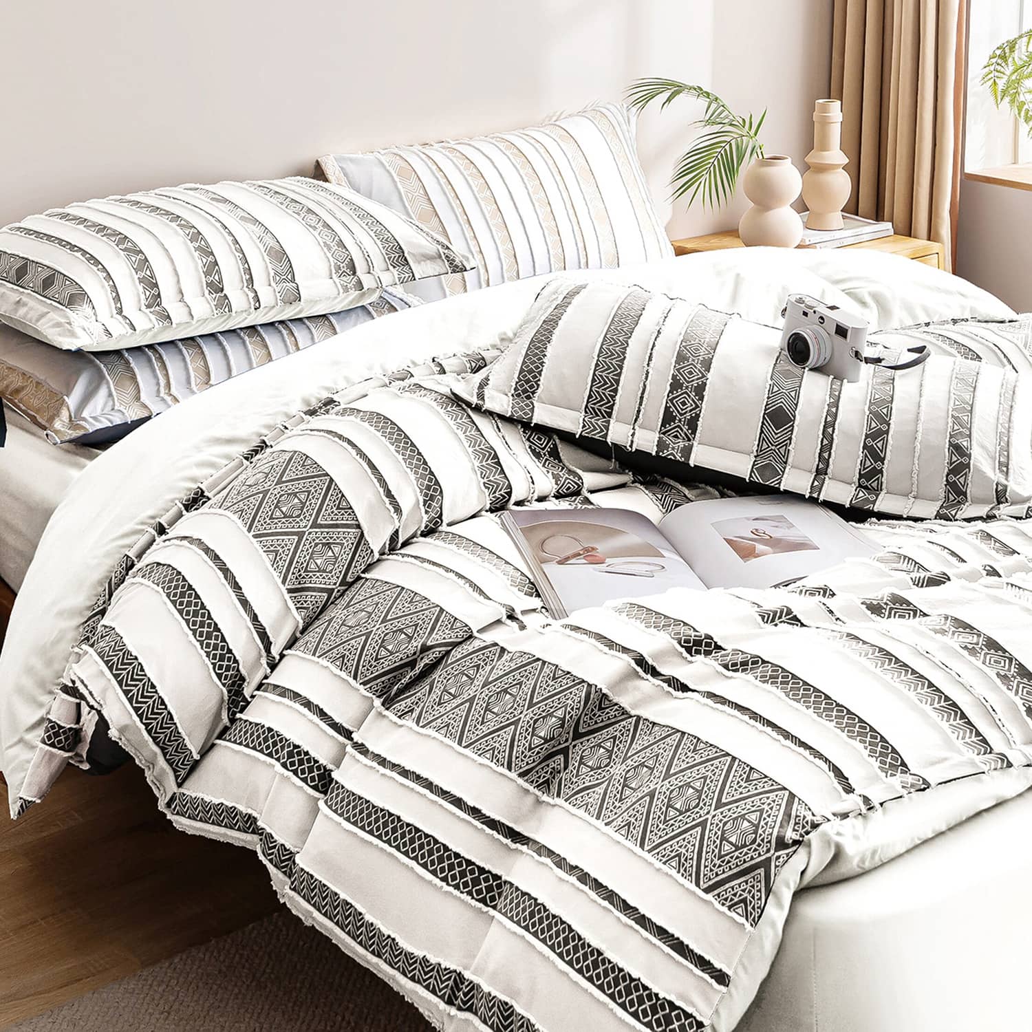 Lenjerie de pat dublu cu elastic, din 100% microfibră, 4 piese, Casa New Concept, model alb negru cu dungi etnice