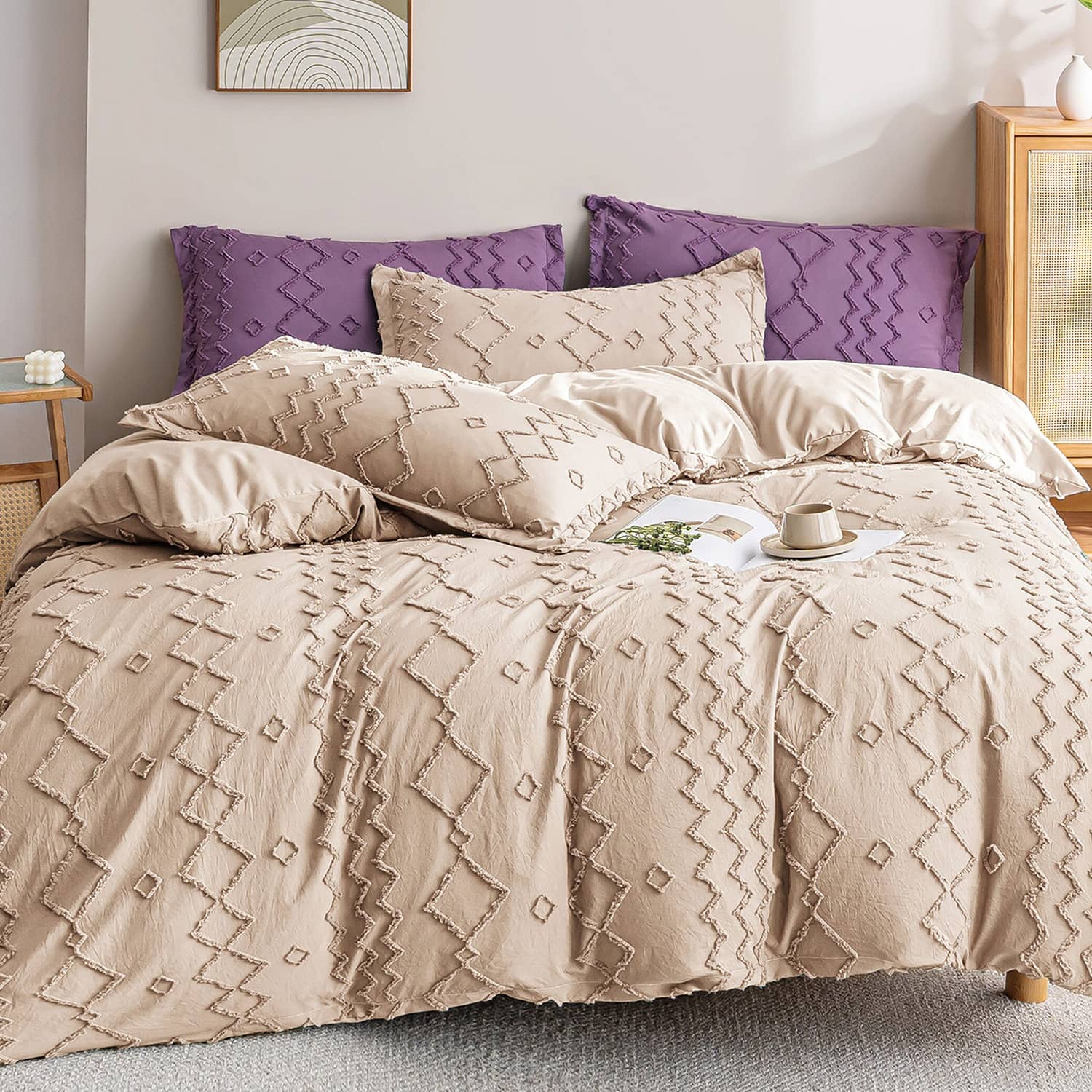 Lenjerie de pat dublu cu elastic, din 100% microfibră, 4 piese, Casa New Concept, model bej rozaliu cu model geometric liniar