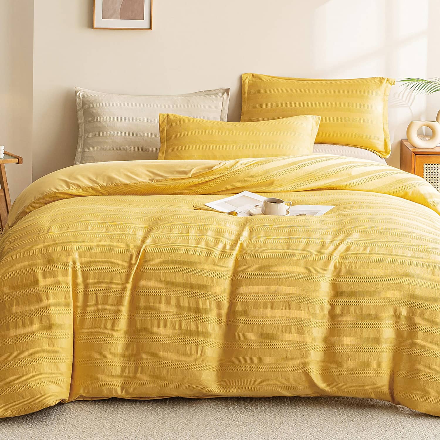 Lenjerie de pat dublu cu elastic, din 100% microfibră, 4 piese, Casa New Concept, model galben auriu cu textura fina