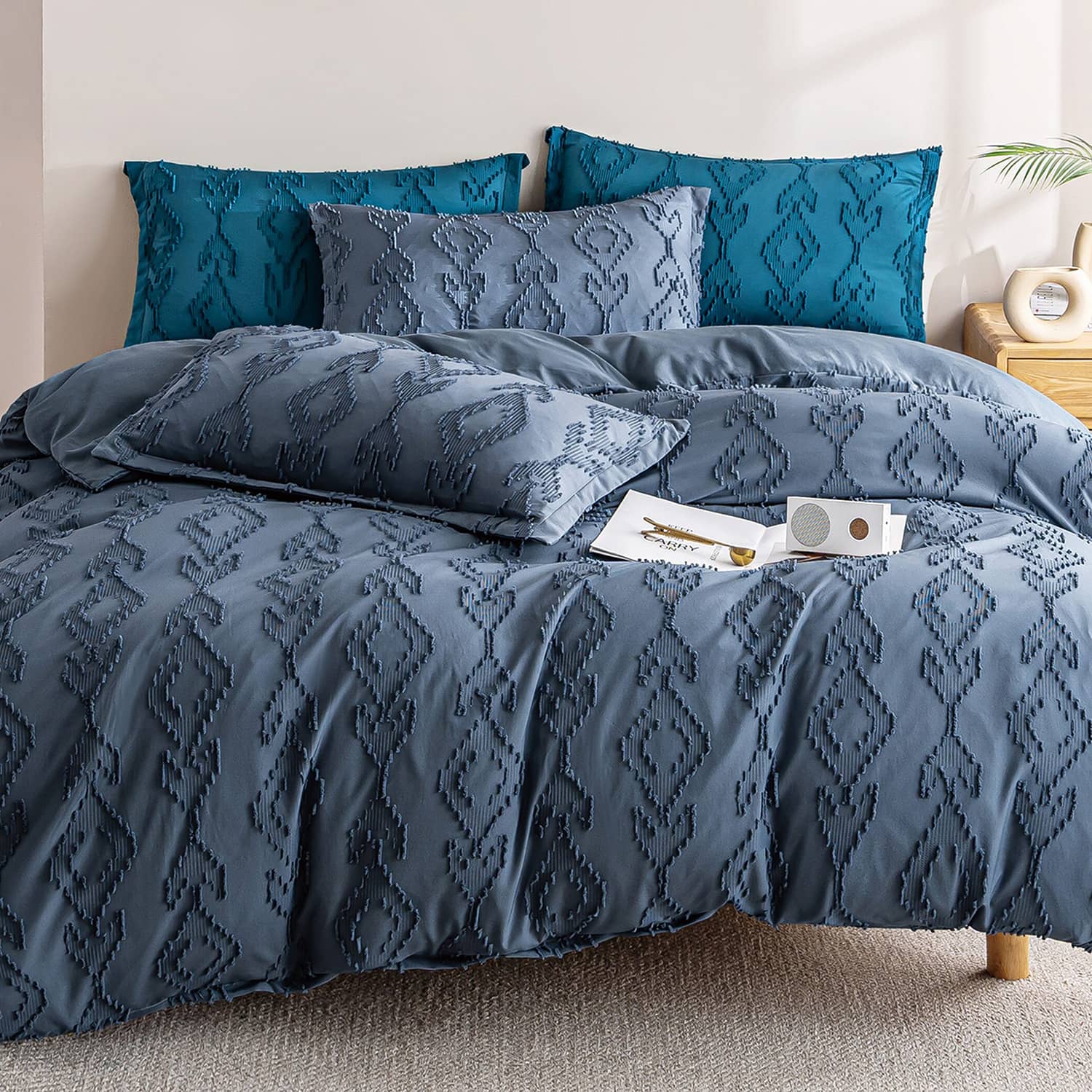 Lenjerie de pat dublu cu elastic, din 100% microfibră, 4 piese, Casa New Concept, model bleumarin cu model geometric in relief