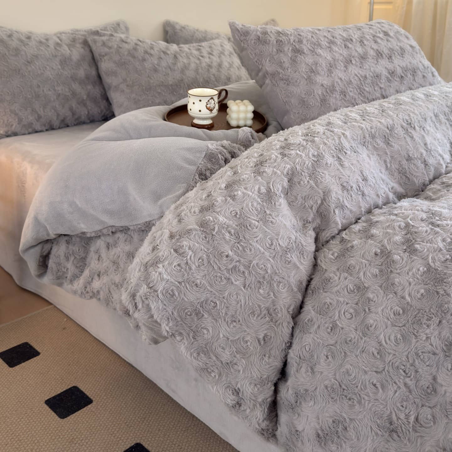 Lenjerie pat dublu, Cocolino, 4 piese, elastic, plușată cu fir lung, husă de pilotă 2-în-1, Casa New Concept, model gri cu trandafiri