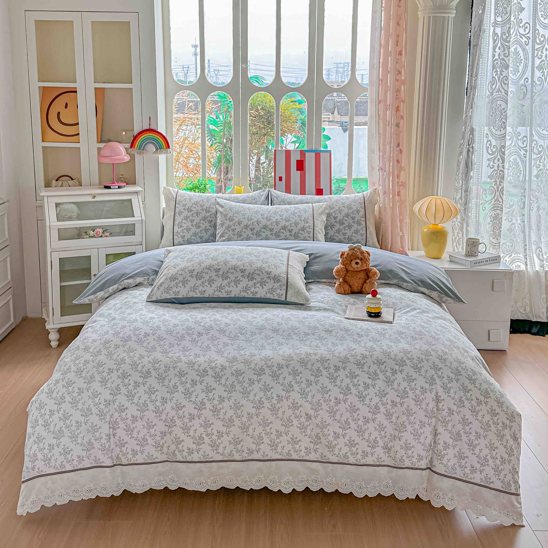 Lenjerie pat dublu, 100% bumbac, elastic, 4 piese, model gri deschis cu ramurele |Jojo Home
