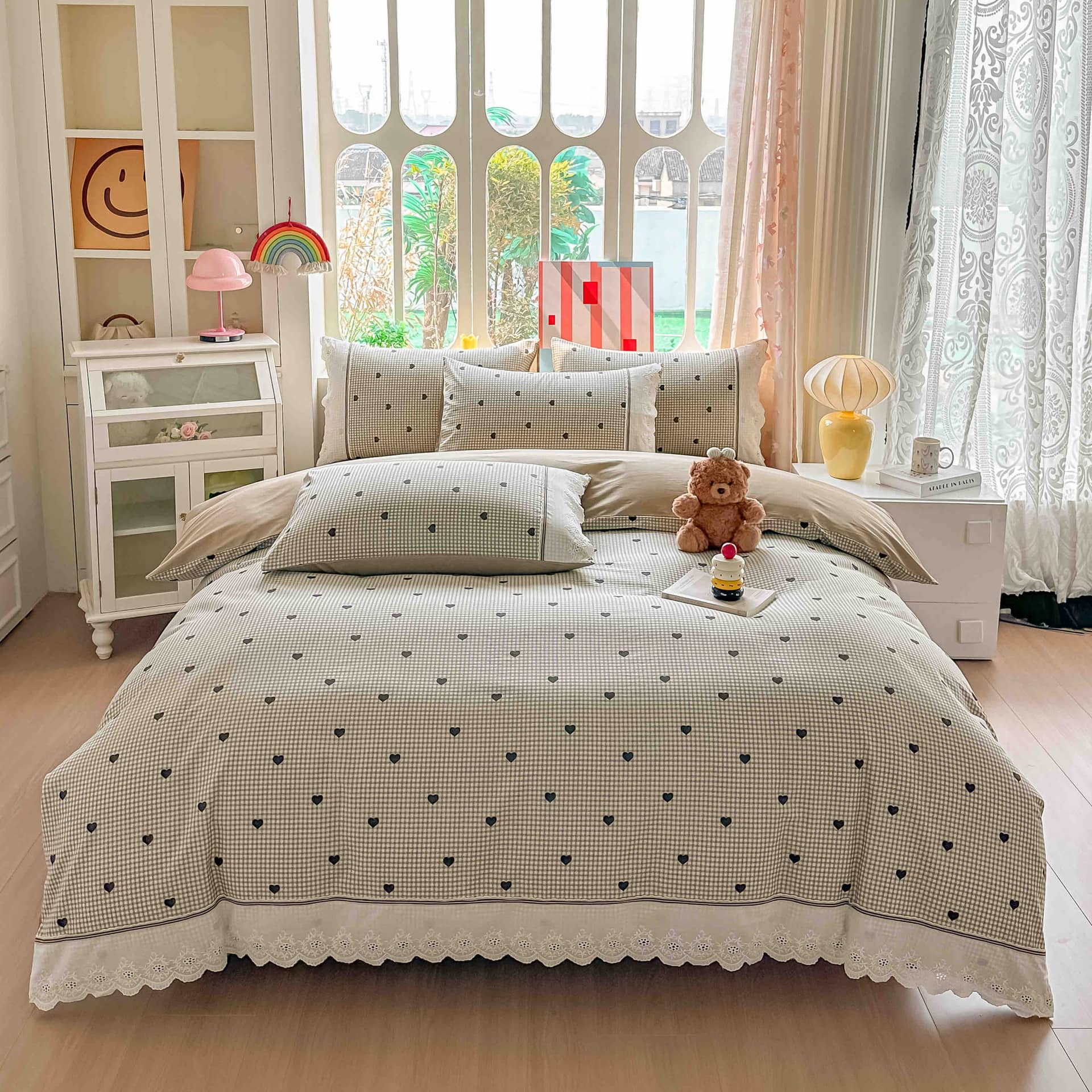 Lenjerie pat dublu, 100% bumbac, elastic, 4 piese, model bej cu carouri si inimi |Jojo Home