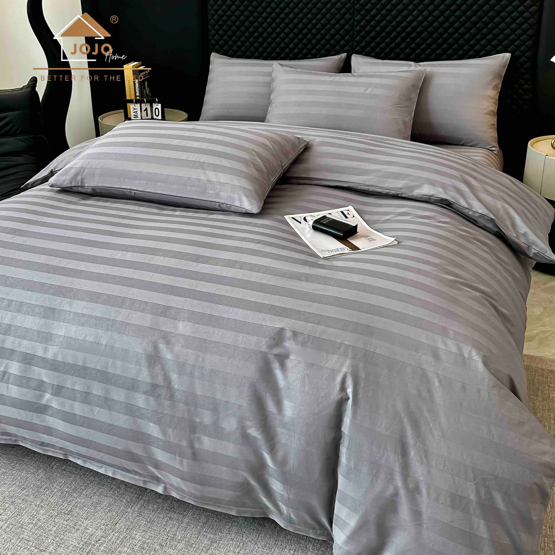 Lenjerie pat dublu, 100% bumbac, Damasc Deluxe, elastic, 6 piese, model gri lavanda cu dungi | Jojo Home