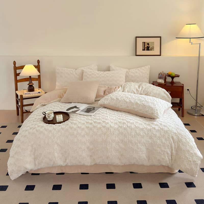 Lenjerie pat dublu, Cocolino, 4 piese, elastic, plușată cu fir lung, husă de pilotă 2-în-1, Casa New Concept, model crem cu trandafiri – imagine produs 2