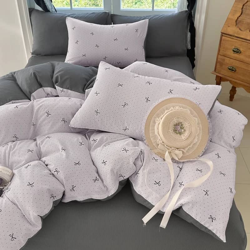 COLORFUL HOME® · Lenjerie de pat dublu (180x200cm) cu elastic, 4 piese,  ușoară, moale și respirabilă, model lila cu desen liniar cu funde negre