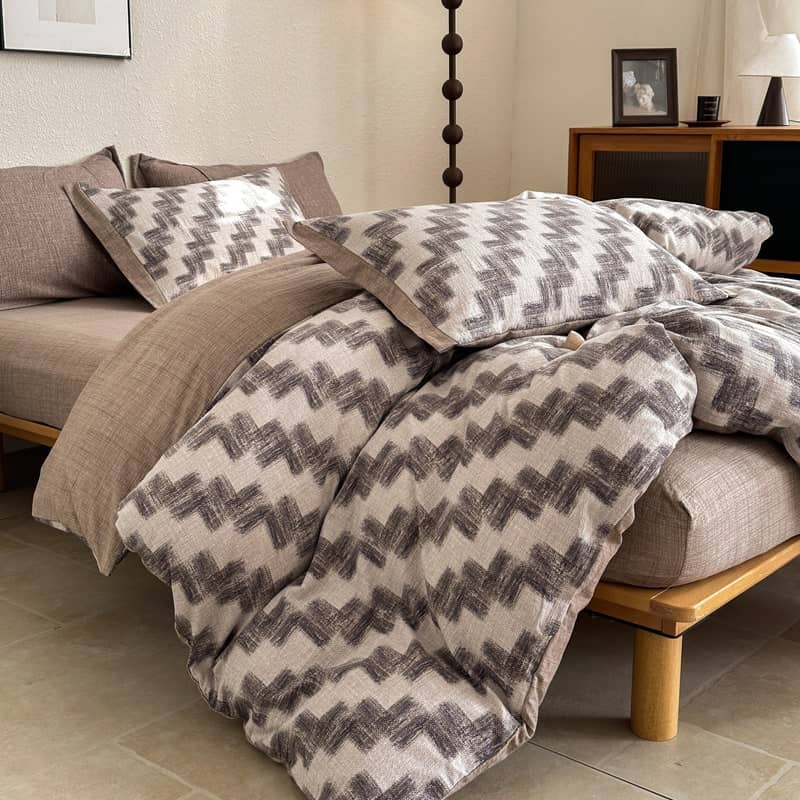 COLORFUL HOME® · Lenjerie de pat dublu (180x200cm) cu elastic, efect de in și bumbac, 4 piese, model zigzag taupe