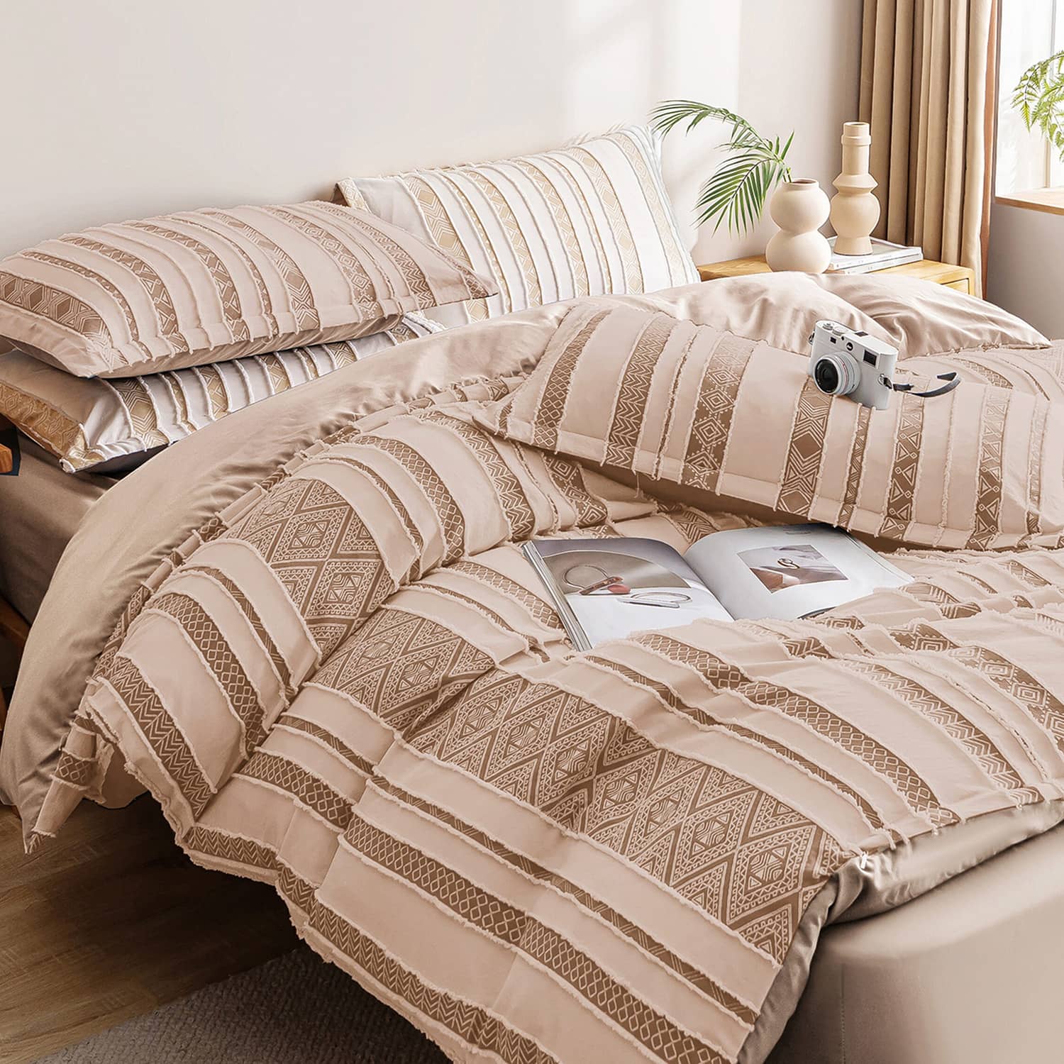 Lenjerie de pat dublu cu elastic, din 100% microfibră, 4 piese, Casa New Concept, model bej maro cu dungi etnice