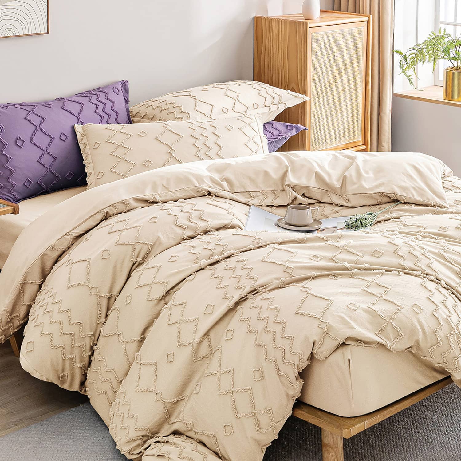 Lenjerie de pat dublu cu elastic, din 100% microfibră, 4 piese, Casa New Concept, model bej deschis cu model geometric liniar