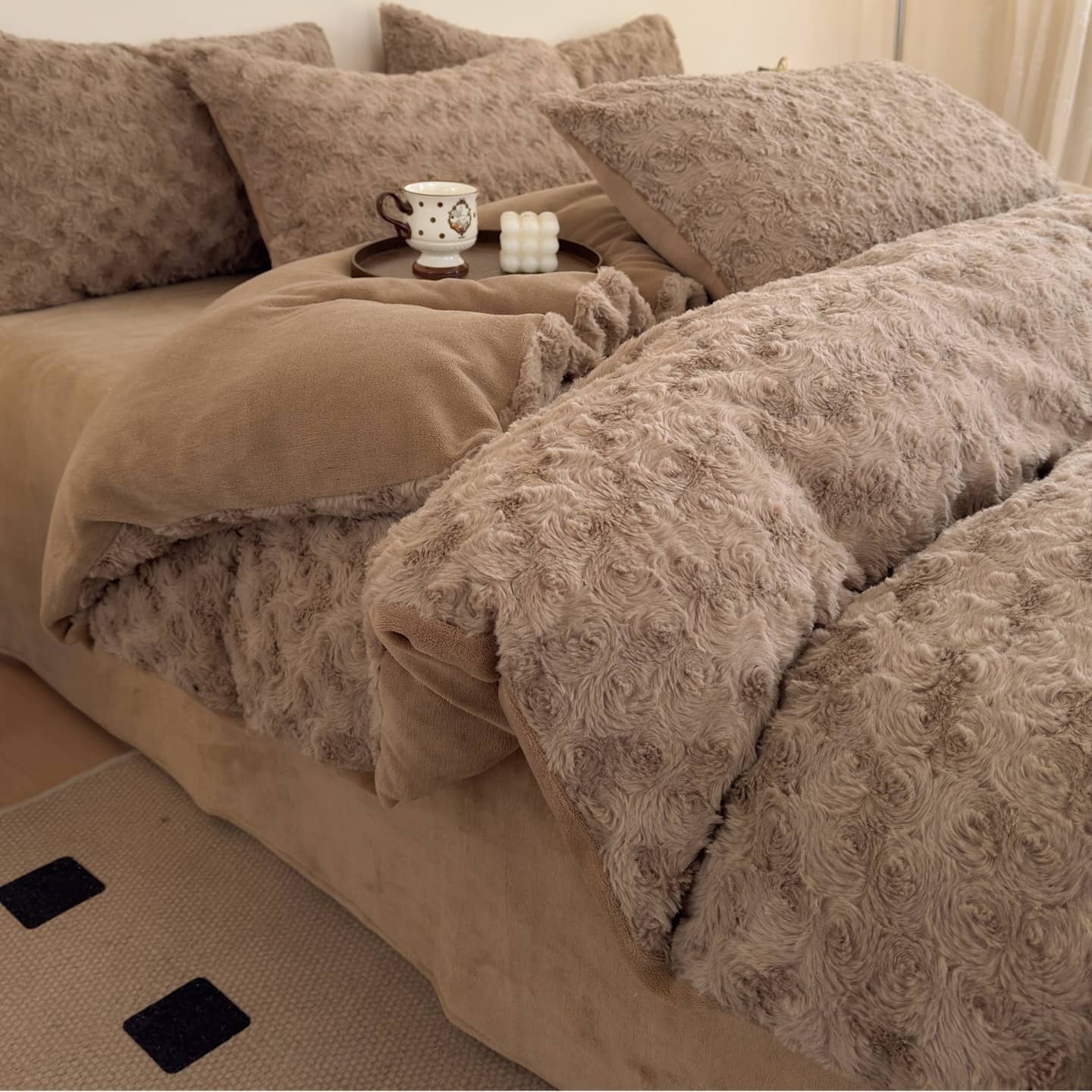 Lenjerie pat dublu, Cocolino, 4 piese, elastic, plușată cu fir lung, husă de pilotă 2-în-1, Casa New Concept, model maro cappuccino cu trandafiri