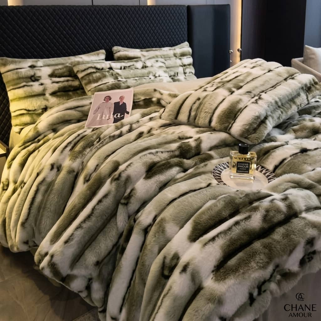 Lenjerie pat dublu, Cocolino, 4 piese, elastic, plușată cu fir lung, husă de pilotă 2-în-1, Casa New Concept, model verde oliv cu model marmorat