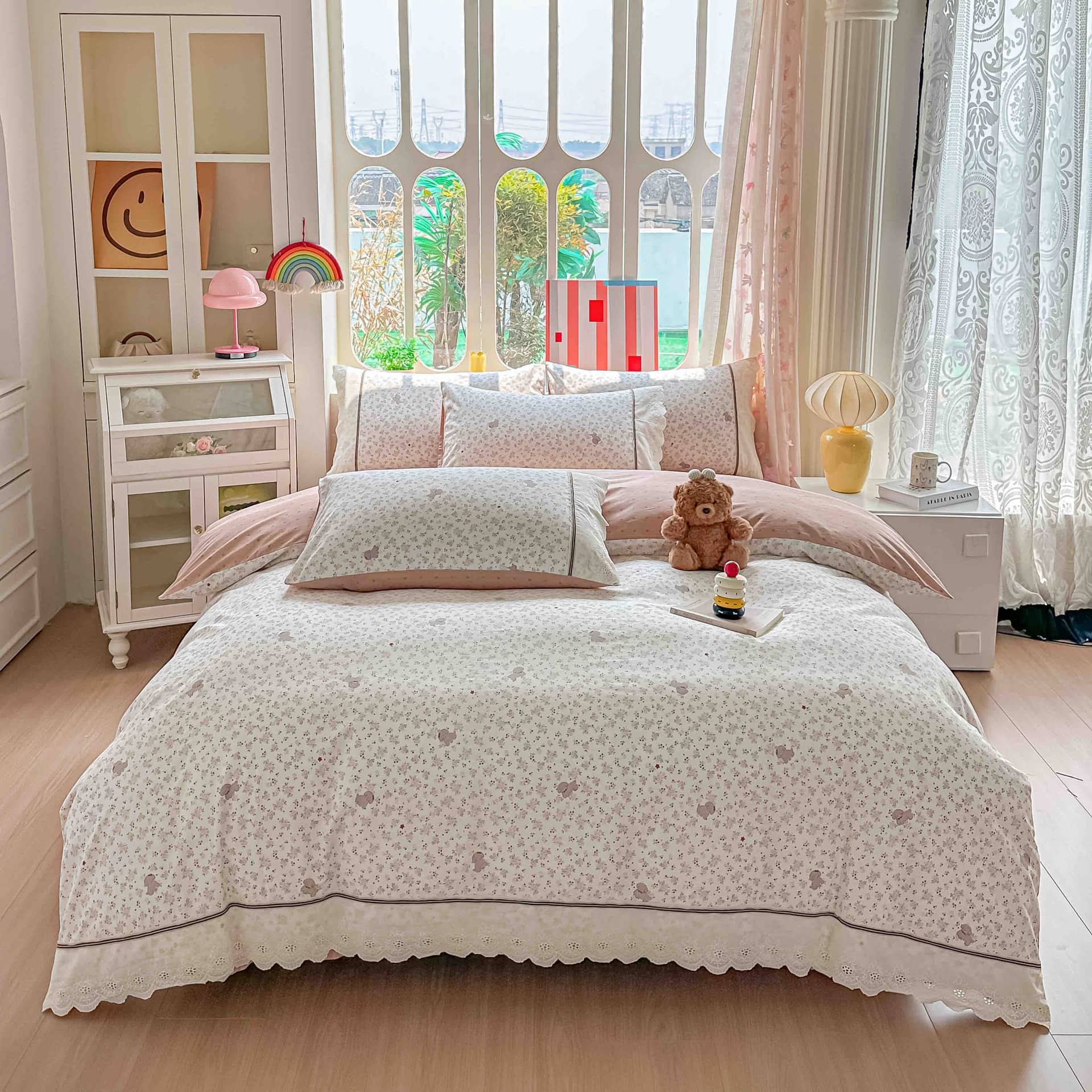 Lenjerie pat dublu, 100% bumbac, elastic, 4 piese, model alb cu flori roz pal |Jojo Home