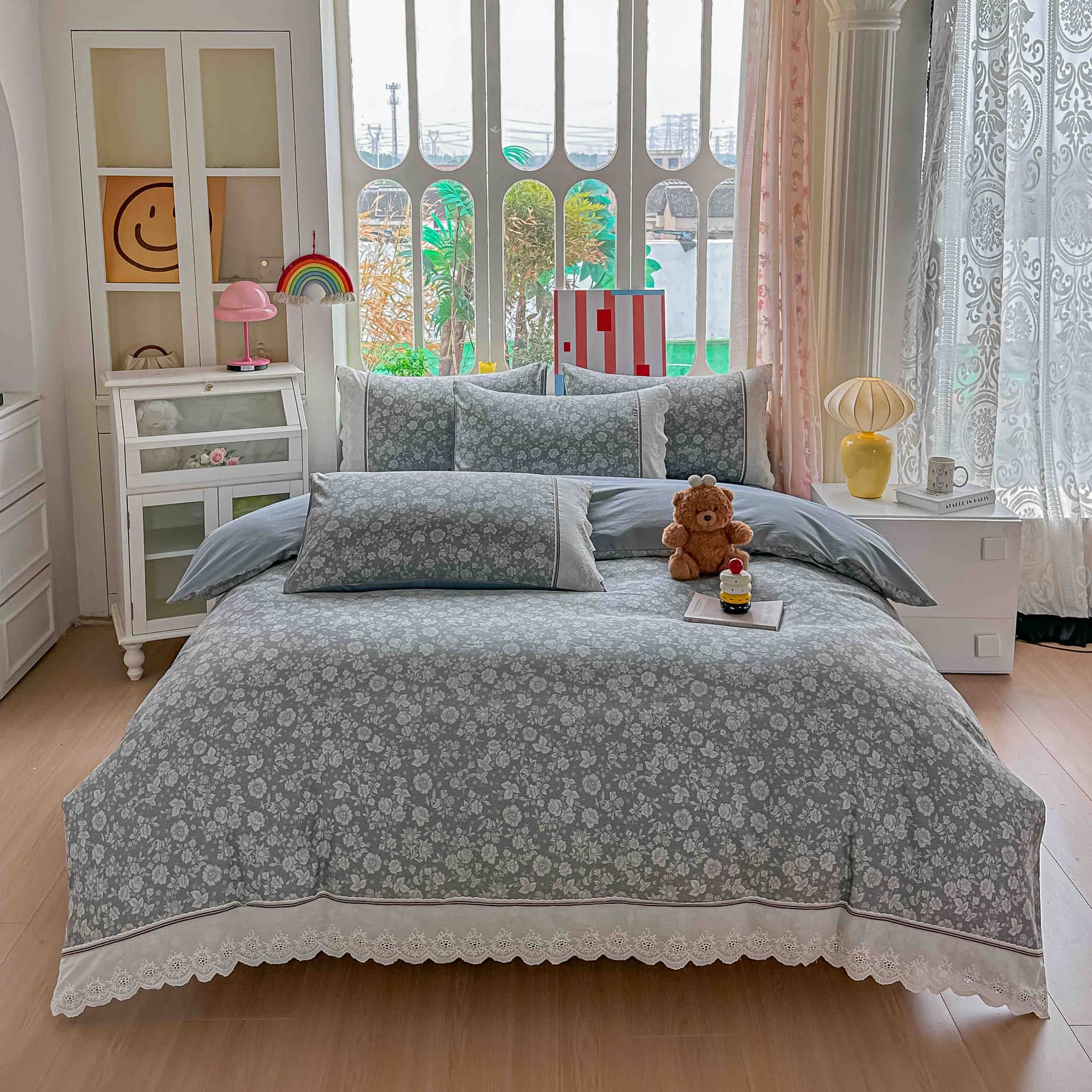 Lenjerie pat dublu, 100% bumbac, elastic, 4 piese, model gri inchis cu flori albe |Jojo Home