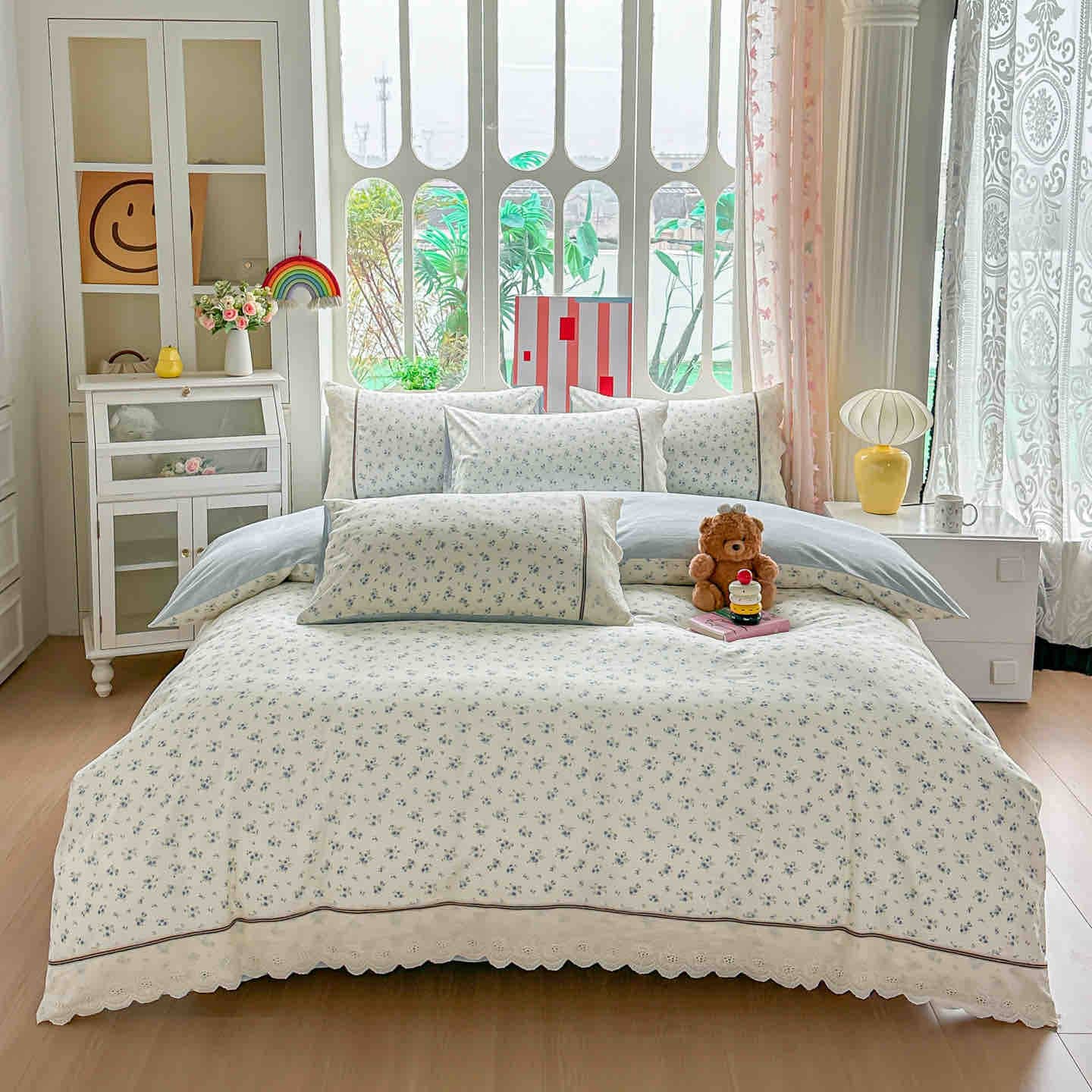 Lenjerie pat dublu, 100% bumbac, elastic, 4 piese, model crem cu flori albastre |Jojo Home